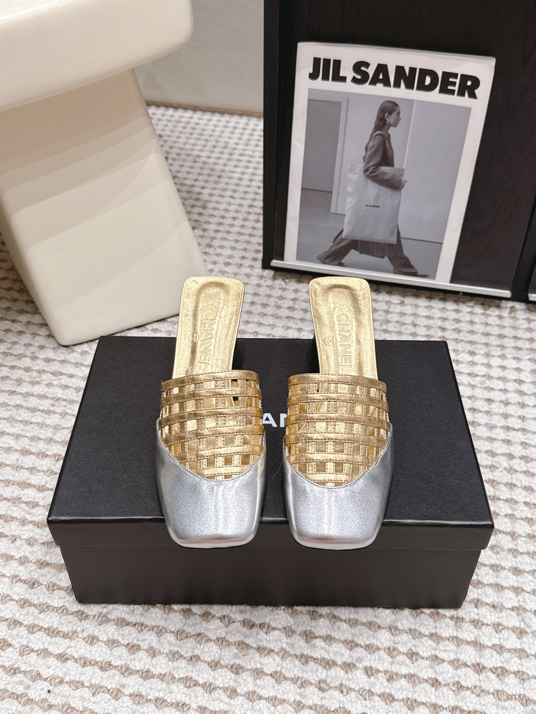 NO:869270,Purchasing agent level CHANE* Xiaoxiang 26/Summer new style, square toe color matching, high-heeled sandals. Ms. Chanel loves simple and irresistible style. The combination shows a unique dressing style, free mix and match to shine in place and follow the fashionable pace of Grandma Xiang!  !  !  The top-notch craftsmanship and texture are perfectly presented. No matter any details, you can compare them with the counters. You can enter and exit the counters at will with the best quality products!  !  Fabric: Original customized sheepskin/patent leather Lining: Original customized sheepskin Foot pads: Original customized sheepskin Outsole: Original customized leather sole Heel height: 6cm Size: 35-39 (40.41. Customized items are non-returnable) Packaging: Original full package, half-slip heels, chanel, chanel, high heels, slippers, sheepskin19860909代购级 CHANE*小香 26/夏季新款 方头拼色 高跟凉拖鞋 香奈儿女士钟爱简约又难以抗拒系 搭配展现与众不同的穿搭风格、自由混搭闪耀到位跟紧香奶奶时尚步伐！！！ 顶级工艺质感完美呈现,无论任何细节均可对比专柜,最好级别的顶级货,随意进出专柜！！ 面料: 原版定制羊皮/漆皮 内里: 原版定制羊皮 垫脚: 原版定制羊皮 大底: 原版定制真皮底 跟高: 6cm 码数: 35-39（40.41.定制不退换） 包装: 原版全套包装,半拖高跟鞋,chanel,chanel,high heels,slippers,sheepskin,Women's Shoes
