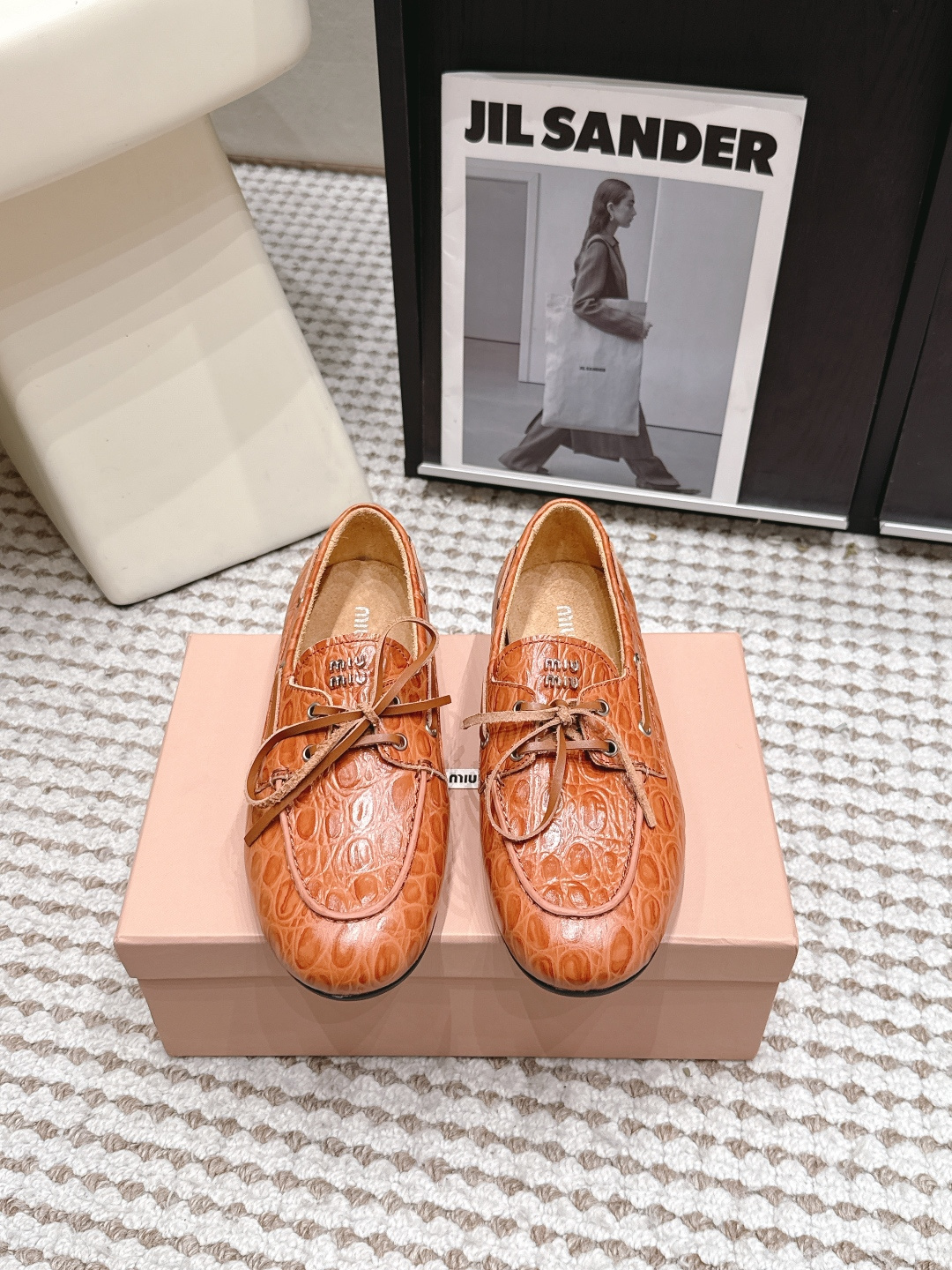 NO:873713,Purchasing-grade Miu Miu 2026 spring and summer new British style lace-up loafers. The imprint of the leather exaggerates the passage of time and conveys the concept of past use and love at the moment. Multiple collisions convey modern style~ It looks good no matter how you wear it. It is a favorite of fashionistas this summer. It does not look very comfortable and is super comfortable on the feet. The fabric is embossed cowhide. The inner sheepskin outsole is the original sole. Size#35-40 (40  Custom-made (non-refundable), loafers and half slippers, miumiu, loafers, cowhide, sheepskin19860909代购级 Miu Miu 缪缪2026春夏新款英伦风系带乐福鞋 皮革的印记,夸张地表达时光的流逝,传递曾经使用 与此刻挚爱的概念,多元对撞,传达现代风格~ 怎么穿都好看今夏时髦精最爱 看起来不怎么舒服 上脚超级舒服 面料压花牛皮 内里羊皮大底原版鞋底 Size#35-40（40 订做不退换）,乐福鞋半拖,miumiu,loafers,cowhide,sheepskin,Women's Shoes
