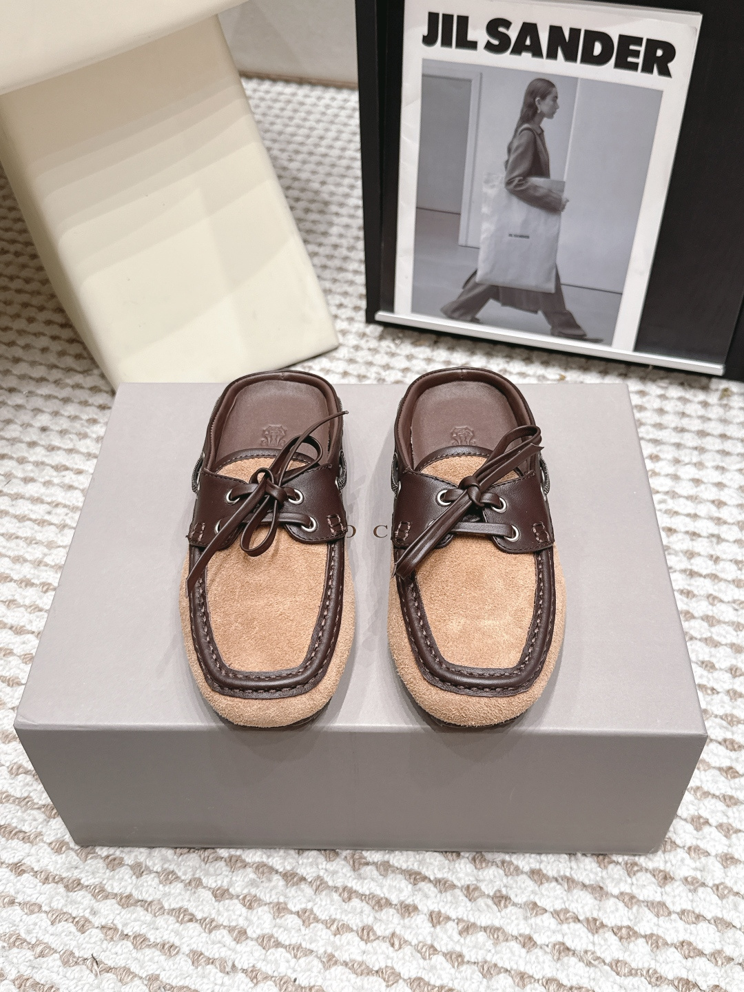 NO:876755,BrunelloCucinell*·BC 26/Summer new flat-soled Mule slippers. Casual shoes have always been very feminine. They are elegant, refined, not hasty or slow, and have a kind of temperament that many loafers cannot match. But if pointed-toe high-heeled shoes are tired after wearing them for a long time, then a pair of round-toe thick-soled casual shoes that are easy to wear and look good are just needed. Imported deerskin, fine leather, foot feel is very important. Needless to say, this does not need to be said. Women know the importance of a good pair of shoes to avoid all kinds of friction and wear on the feet.  Delicate texture is a must... Fabric: Original customized suede/cow leather Lining: Original customized sheepskin Feet: Original customized sheepskin Outsole: Original molded non-slip sole Bottom height: 0.8cm Size: 35-39 (40.41. Customized non-returnable) Packaging: Original full package, half drag, brunello cucinelli, loafers, high  heels,slippers,cowhide,sheepskin,chamois leather19860909BrunelloCucinell*·BC 26/夏季新款平底穆勒拖鞋 休闲鞋一贯是很有女人味的 优雅 精致不急不缓 是有一种气质的这是很多乐福鞋比拟不了的 但是如果尖头高跟鞋穿久了累 那么一双好穿好看的圆头厚底休闲鞋就是刚需了 进口鹿皮 皮质细腻 脚感很重要 这个不需要多说 女人太懂一双好鞋的重要性了 避免各种摩擦磨脚 细腻的质感就是必须要有的… 面料: 原版定制麂皮/牛皮 内里: 原版定制羊皮 垫脚: 原版定制羊皮 大底: 原版开模防滑底 底高: 0.8cm 码数: 35-39（40.41.定制不退换） 包装: 原版全套包装,半拖,brunello cucinelli,loafers,high heels,slippers,cowhide,sheepskin,chamois leather,Women's Shoes