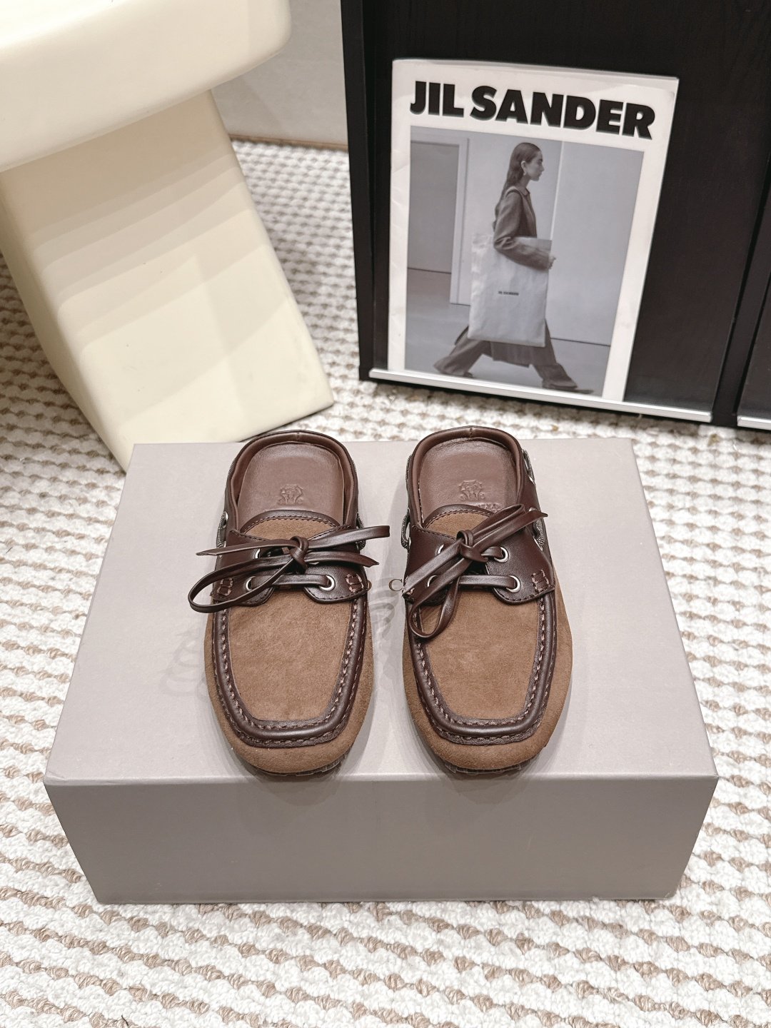 NO:873607,Purchasing agent BrunelloCucinell*·BC 26/Summer new flat-soled Mule slippers. Casual shoes have always been very feminine, elegant, refined, not hasty or slow, and have a kind of temperament that many loafers cannot match. But if pointed-toe high-heeled shoes are tired after wearing them for a long time, then a pair of round-toe thick-soled casual shoes that are easy to wear and look good is just needed. Imported deerskin, fine leather, foot feel is very important. Needless to say, this does not need to be said. Women know the importance of a good pair of shoes to avoid all kinds of friction and wear on the feet.  Delicate texture is a must... Fabric: Original customized suede/cow leather Lining: Original customized sheepskin Feet: Original customized sheepskin Outsole: Original molded non-slip sole Bottom height: 0.8cm Size: 35-39 (40.41. Customized non-returnable) Packaging: Original full package, half drag, brunello cucinelli, loafers, high  heels,slippers,cowhide,sheepskin,chamois leather19860909代购级 BrunelloCucinell*·BC 26/夏季新款平底穆勒拖鞋 休闲鞋一贯是很有女人味的 优雅 精致不急不缓 是有一种气质的这是很多乐福鞋比拟不了的 但是如果尖头高跟鞋穿久了累 那么一双好穿好看的圆头厚底休闲鞋就是刚需了 进口鹿皮 皮质细腻 脚感很重要 这个不需要多说 女人太懂一双好鞋的重要性了 避免各种摩擦磨脚 细腻的质感就是必须要有的… 面料: 原版定制麂皮/牛皮 内里: 原版定制羊皮 垫脚: 原版定制羊皮 大底: 原版开模防滑底 底高: 0.8cm 码数: 35-39（40.41.定制不退换） 包装: 原版全套包装,半拖,brunello cucinelli,loafers,high heels,slippers,cowhide,sheepskin,chamois leather,Women's Shoes