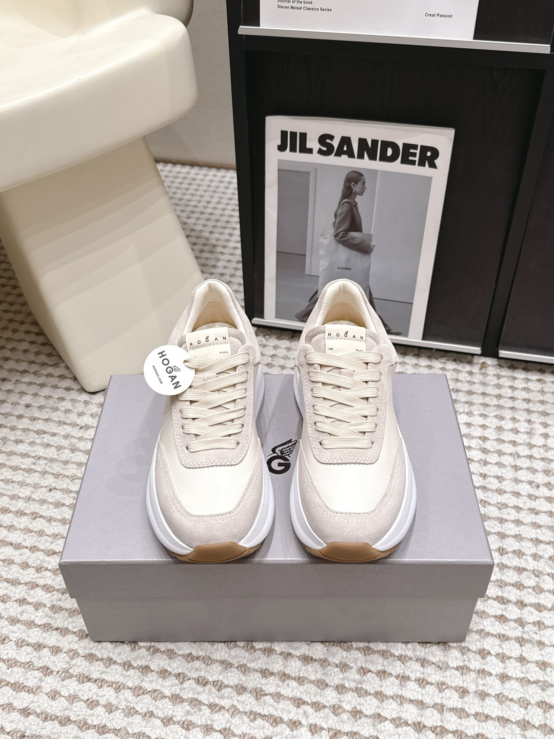 NO:873674,Purchasing-grade HOGAN 2026 new puff thick-soled casual sports shoes. The new overall shoe shape has beautiful and dynamic lines, integrating different functional shoe parts into one. The front half is a running shoe design, and the back half adopts a shell-shaped heel design, making it a unique symbol of this shoe. The H logo is perfectly coordinated with the sole, and is wrapped with soft lines. The contrasting color design of the outer contour enhances the sense of styling. Upper cowhide, inner cowhide outsole lP foamed beef tendon  Size 35-40 (40 is custom-made and non-refundable), casual shoes/sports shoes, hogan, loro piana, sneakers, cowhide19860909代购级 HOGAN 霍根2026新款泡芙厚底休闲运动鞋 全新整体鞋型线条优美且具动感,将不同功能的鞋身部分融合为一体前半部分是跑鞋设计,后半部分采用贝壳状鞋跟设计,使之成为此款鞋的独特标志.H标志与鞋底完美相协调,且包裹有柔和线条,外轮廓的撞色设计增强了造型感. 鞋面牛皮 内里牛皮 大底lP发泡牛筋 码数 35-40（40定做不退换）,休闲鞋/运动鞋,hogan,loro piana,sneakers,cowhide,Women's Shoes