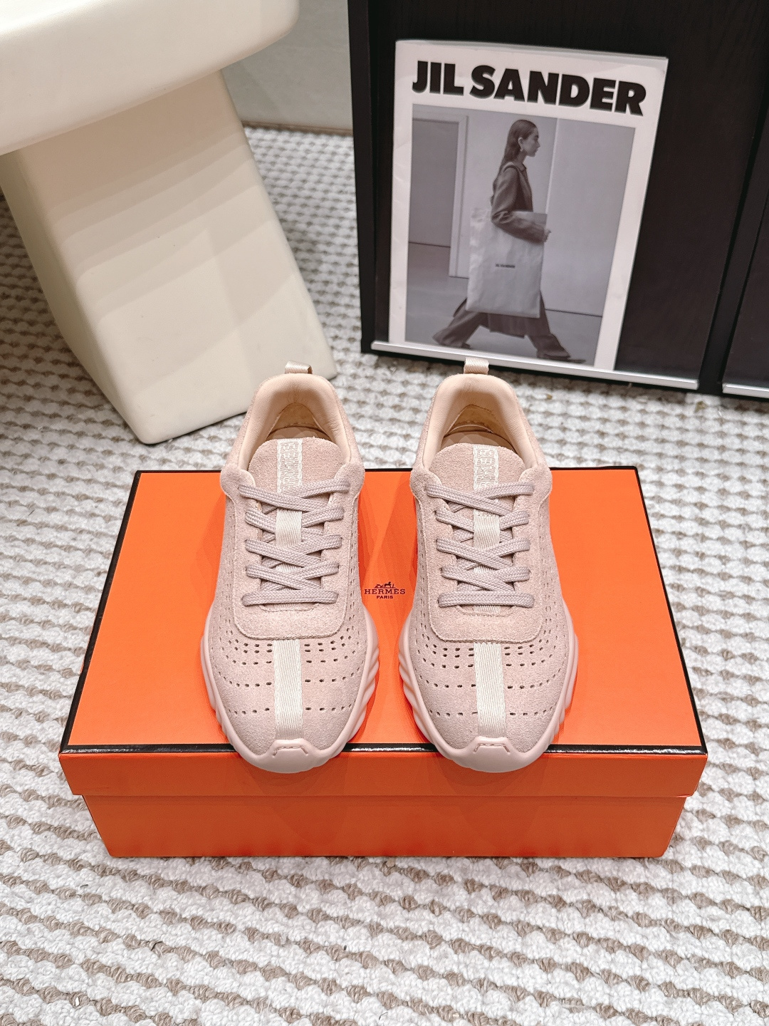 NO:873684,Purchasing agent Hermes 26/Summer new casual breathable sports shoes Hermes 26 vs spring and summer new couple casual shoes series... Classic sports style + British color matching design, classic and durable!  Original inverted mold last, ultimate 1:1 shape, imported high-end mesh material showing exquisite texture!  Open the mold to customize the A-level high-density private mold outsole with luxurious packaging!  Unique quality, original custom-made cowhide fabric/punching process, original custom-made sheepskin lining, original custom-made sheepskin for feet, original open-molded TPU molded outsole, original full set of packaging, code number 35-39 (female 40. customized), casual shoes/sports shoes, hermes, hermes, sneakers, sheepskin19860909代购级 Hermes 26/夏季新款 休闲 透气运动鞋 爱马*仕26vs春夏新款情侣休闲鞋系列…… 经典运动风格+英伦拼色设计,经典耐看！原版倒模楦型,极致1:1形体,进口高端网料呈现出精致质感！开模定制A级高密私模大底,奢华包装！独-无二品质, 面料原版定制牛猄/冲孔工艺 内里原版定制羊皮 垫脚原版定制羊皮 大底原版开模TPU成型底 包装原版全套包装 码数35-39（女40.定制）,休闲鞋/运动鞋,hermes,hermes,sneakers,sheepskin,Women's Shoes