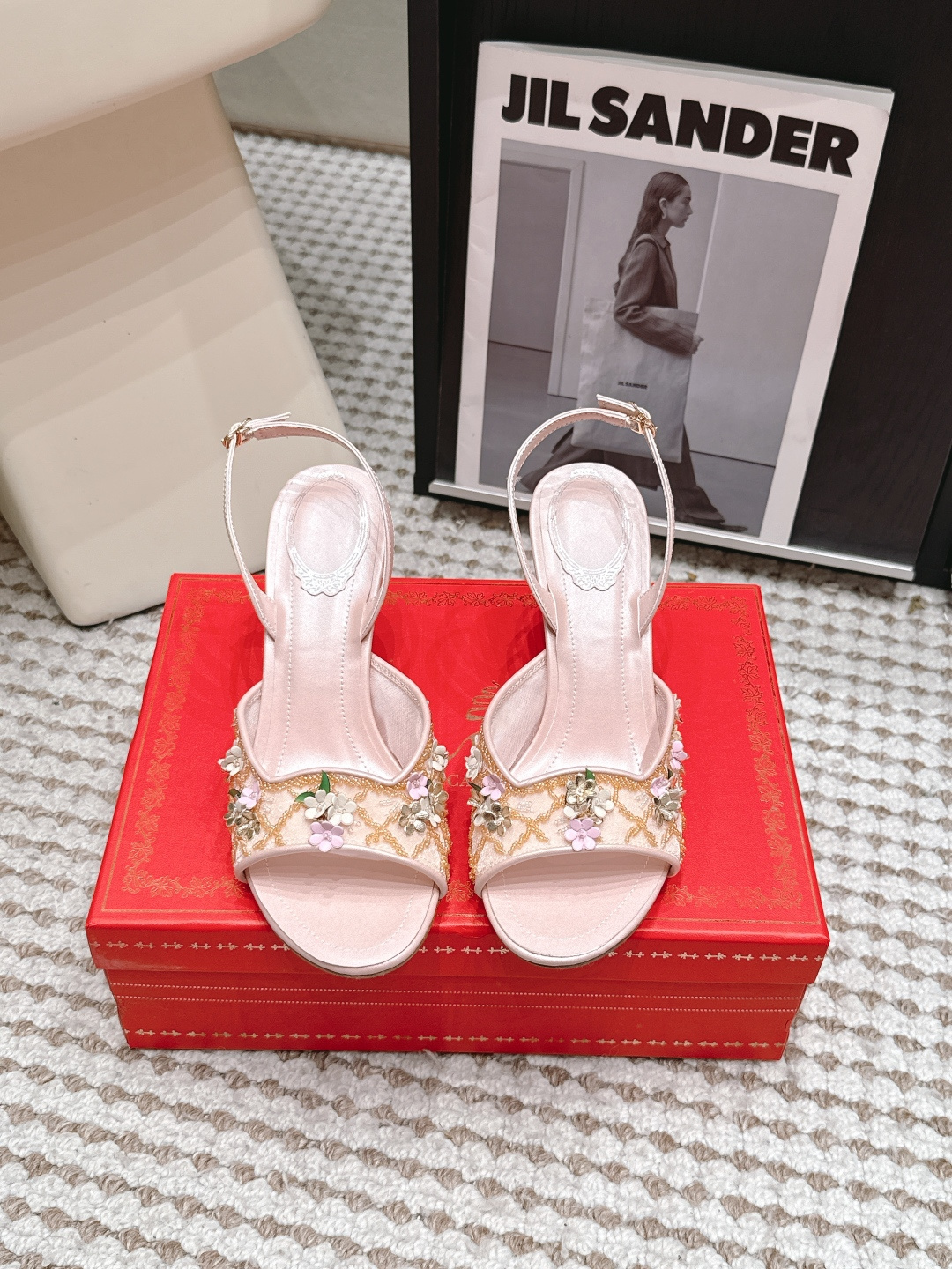 NO:873627,Purchasing agent level Red chamber 26/Summer new model Floral embroidery high-heeled sandals RC's golden high-heeled sandals, the upper is made of exquisite floral embroidery, with shiny gold fabric, elegant and gorgeous. The mid-heel design elongates the leg line while taking into account comfort, which can be easily used in daily or formal occasions. The open toe is breathable and shows the shape of the foot, perfect for spring and summer!  The floral embroidery is full of details and looks great when paired with dresses or simple clothing, easily enhancing the sophistication of your look. Size 35-39 (34.40.41.42.43, custom made, non-refundable), high heels, sandals, high heels, skirts19860909代购级 Red chamber 26/夏季新款 花卉刺绣 高跟凉鞋 RC这款金色高跟凉拖,鞋面采用精致花卉刺绣,搭配闪亮金色织物,优雅又华丽.中跟设计,拉长腿部线条同时兼顾舒适,日常或正式场合都能轻松驾驭. 开放式鞋头,透气又显脚型,春夏季节超适合！花卉刺绣细节满满,搭配连衣裙或简约服饰都很出彩,轻松提升造型精致感. Size 35-39（34.40.41.42.43定做不退换）,高跟鞋凉鞋,sandals,high heels,skirts,Women's Shoes