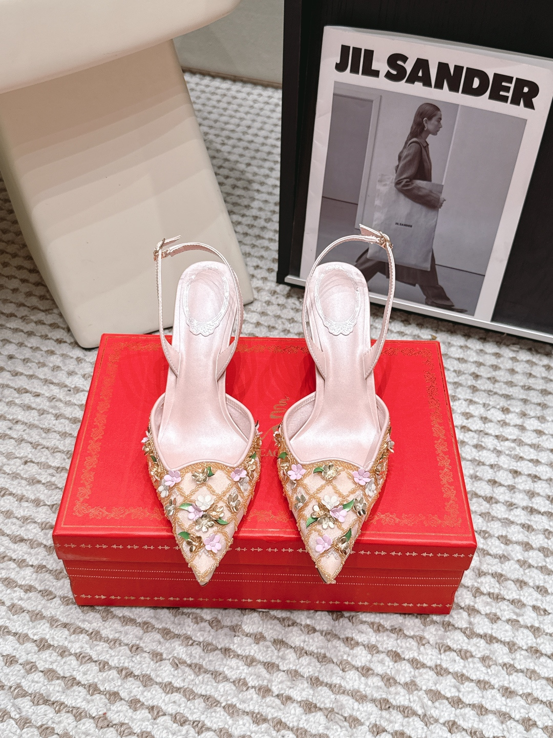 NO:873639,Purchasing agent grade Red chamber 26/Summer Pointed toe and empty back Floral embroidery High-heeled sandals RC's golden high-heeled sandals, with exquisite floral embroidery on the upper and shiny golden fabric, are elegant and gorgeous. The mid-heel design elongates the leg line while taking into account comfort, making it easy to control in daily or formal occasions. The open toe is breathable and shows the shape of your feet, perfect for spring and summer!  The floral embroidery is full of details and looks great when paired with dresses or simple clothing, easily enhancing the sophistication of your look. Size 35-39 (34.40.41.42.43, custom made, non-refundable), high heels, sandals, high heels, skirts19860909代购级 Red chamber 26/夏季 尖头后空 花卉刺绣 高跟凉鞋 RC这款金色高跟凉拖,鞋面采用精致花卉刺绣,搭配闪亮金色织物,优雅又华丽.中跟设计,拉长腿部线条同时兼顾舒适,日常或正式场合都能轻松驾驭. 开放式鞋头,透气又显脚型,春夏季节超适合！花卉刺绣细节满满,搭配连衣裙或简约服饰都很出彩,轻松提升造型精致感. Size 35-39（34.40.41.42.43定做不退换）,高跟鞋凉鞋,sandals,high heels,skirts,Women's Shoes