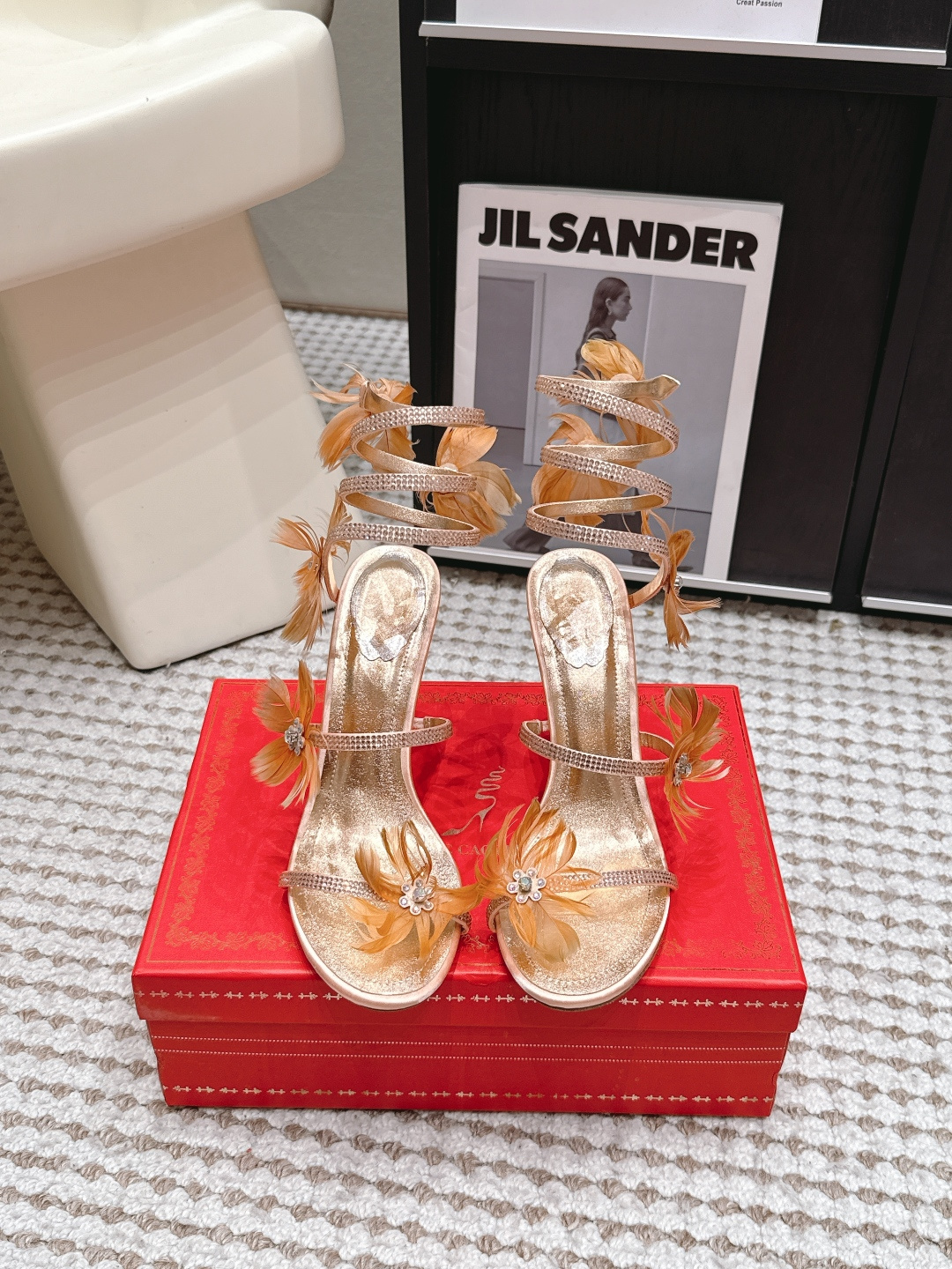 NO:873651,Purchasing agent level Rene Caovilla 26/Summer new style flower-decorated high-heeled sandals Rene Caovilla's pink high-heeled sandals are made of transparent plastic material, and the upper is decorated with three-dimensional flowers, which is sweet and romantic. The stiletto heel design, with a heel height of about 8-10 cm, elongates the leg lines, which is very suitable for matching with skirts or dresses to attend banquets, parties and other occasions. The flower decoration makes the whole body more refined, light and breathable in summer, both beautiful and practical, it is a must-have item for fashionable girls in summer!  Size 35-39 (34.40.41.42.43 customized, non-returnable), high heels and sandals, rene caovilla, sandals, high heels, skirts19860909代购级 Rene Caovilla 26/夏季新款 花朵装饰 高跟凉鞋 Rene Caovilla这款粉色高跟凉鞋采用透明塑料材质,鞋面点缀立体花朵,甜美又浪漫. 细高跟设计,跟高约8-10厘米,拉长腿部线条,超适合搭配裙装或礼服出席宴会、派对等场合.花朵装饰让整体更精致,夏季穿着轻盈透气,既美观又实用,是时尚女孩夏日必备单品！ Size 35-39（34.40.41.42.43定做不退换）,高跟鞋凉鞋,rene caovilla,sandals,high heels,skirts,Women's Shoes