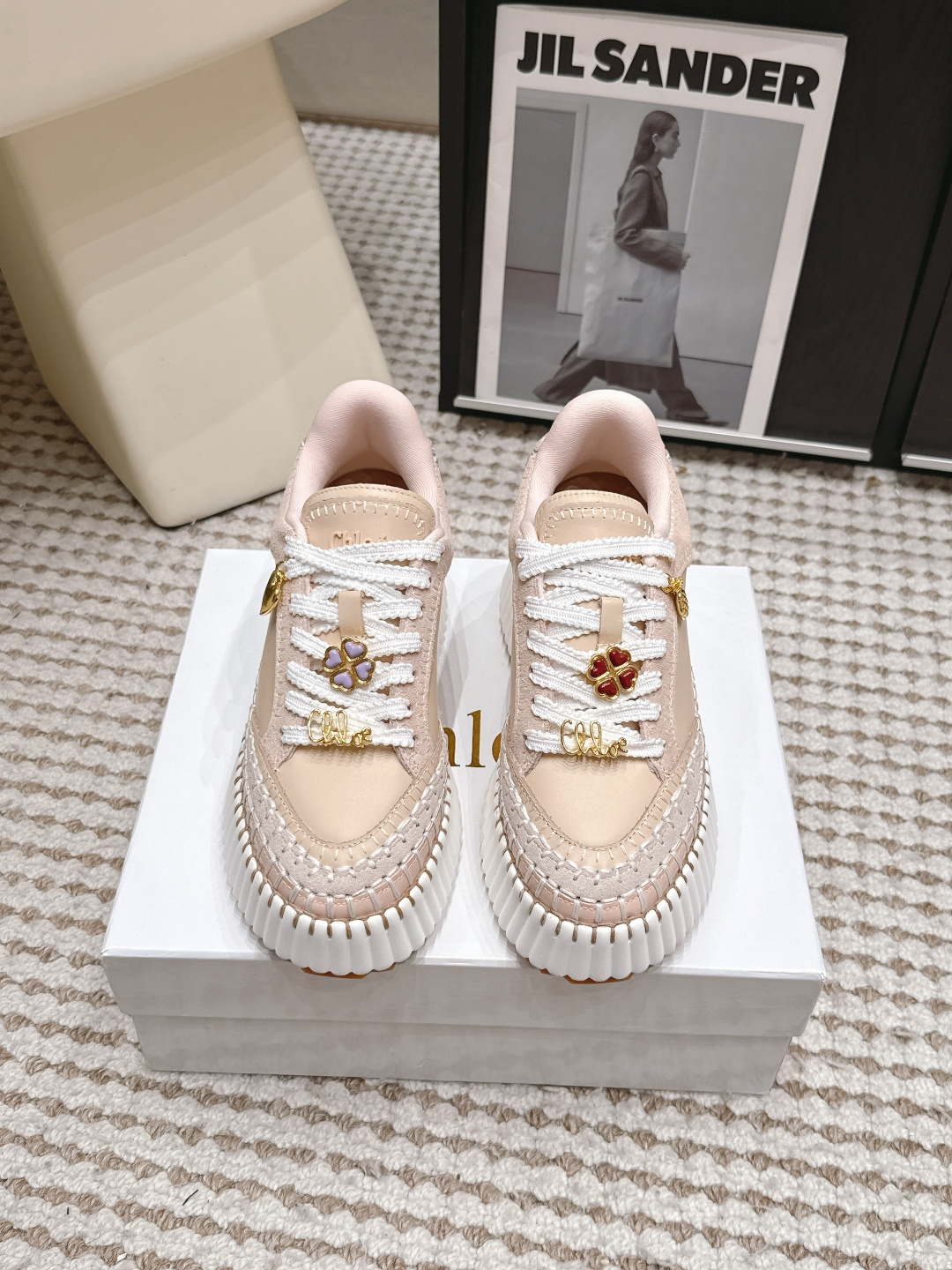 NO:873578,Purchasing agent Chloe/Chloe 26ss spring and summer new thick-soled white shoes casual shoes original soles, all hand-threaded, all the positions are just right, Internet celebrity hot style, top leisure vacation series Big celebrities and Internet celebrities unanimously pursue this style, and it is even out of stock and hard to find. An indispensable single item slippers in midsummer, very attractive and fashionable sports style, show your elegance, lightness, slimming, and white feet in your way. Fabric imported cowhide  Original molded fabric, outsole rubber outsole/super light wear-resistant velvet combination Size#35-40 (40 orders are not returnable), casual shoes/sports shoes, chloe, loewe, sneakers, slippers, cowhide19860909代购级 Chloe 克洛伊/蔻依 26ss 春夏季季新款 厚底小白鞋 休闲鞋 原版鞋底,全手工穿线,所有的位置刚刚好 ,网红爆款,顶级休闲度假系列 大咖网红一致追求此款,更是断货一度难求 盛夏不可缺少的单品拖鞋,上脚极具吸引时髦运动风尚,以你的方式彰显你的优雅、轻便、显瘦、显脚白 面料进口牛皮 原版开模布料 大底橡胶大底/超轻耐磨绒组合 Size#35-40（40订做不退换）,休闲鞋/运动鞋,chloe,loewe,sneakers,slippers,cowhide,Women's Shoes