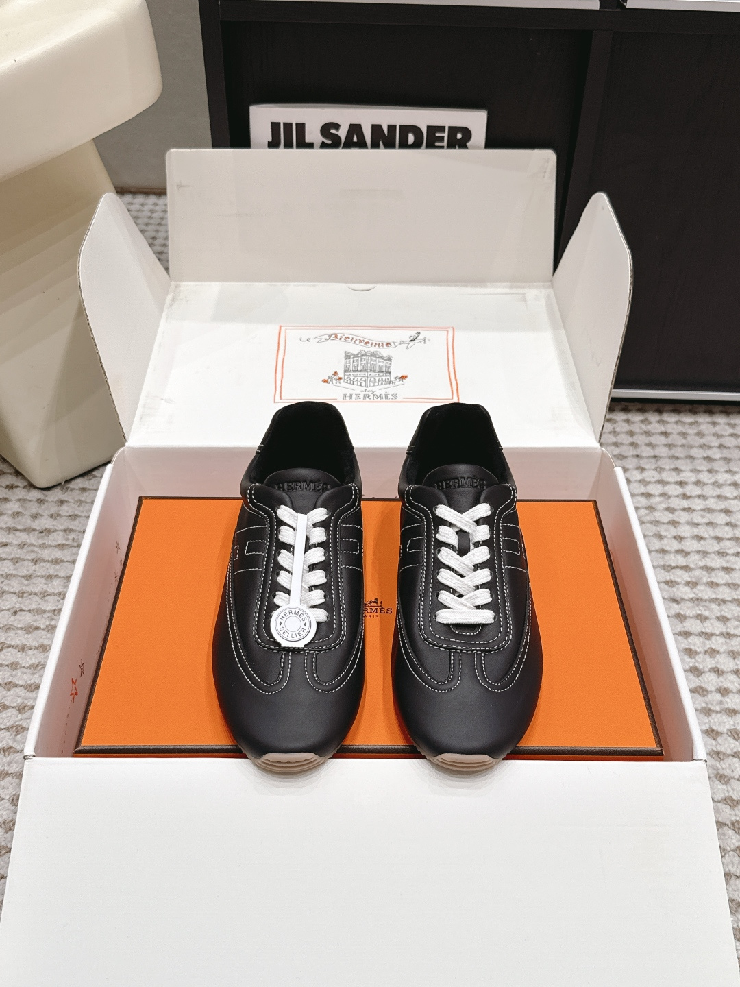 NO:873618,Dongguan purchasing agent HERMES 26 new spring/summer show model De Xun shoes, sports shoes and casual shoes. Based on the classic De Xun shoes, the low top + round toe shape is simple and neat, which not only retains the sporty attributes, but also has a sense of elegance. The shoe body has neat stitching, the leather splicing has a natural transition, and the edges have been finely sealed, giving the overall visual sense a unified and textured feel.  The soft leather material and loose and moderate shoe last fit the foot shape instantly without the need for running-in. Wearing it barefoot will not chafe your feet. It can be matched with casual jeans and sweatpants, as well as simple suits and dresses. It is a 'universal item' for daily wear. The upper is imported calfskin, imported suede, cashmere lining, and TPU outsole, which is 3cm higher.  Size35-40 (40 size customization is non-refundable), casual shoes/sports shoes, hermes, hermes, sneakers, skirts, jeans, business suit, cowhide, chamois leather19860909东莞代购级 HERMES 爱马仕 26春夏新款秀款德训鞋运动鞋休闲鞋 以经典德训鞋为原型,低帮+圆润鞋头的造型简约利落,既保留了运动属性,又兼具优雅感.鞋身车线工整,皮革拼接处过渡自然,边缘做了精细的封边处理,整体视觉感统一且富有质感. 柔软的皮革材质与宽松适度的鞋楦,上脚即贴合脚型,无需磨合,赤脚穿也不会磨脚.既能搭配休闲感的牛仔裤、运动裤,也能适配简约风的西装、连衣裙,是日常穿搭的“万能单品”. 鞋面进口小牛皮 进口麂皮 内里胎羊绒 大底TPU大底 增高3cm Size35-40（40码定制不退换）,休闲鞋/运动鞋,hermes,hermes,sneakers,skirts,jeans,business suit,cowhide,chamois leather,Women's Shoes