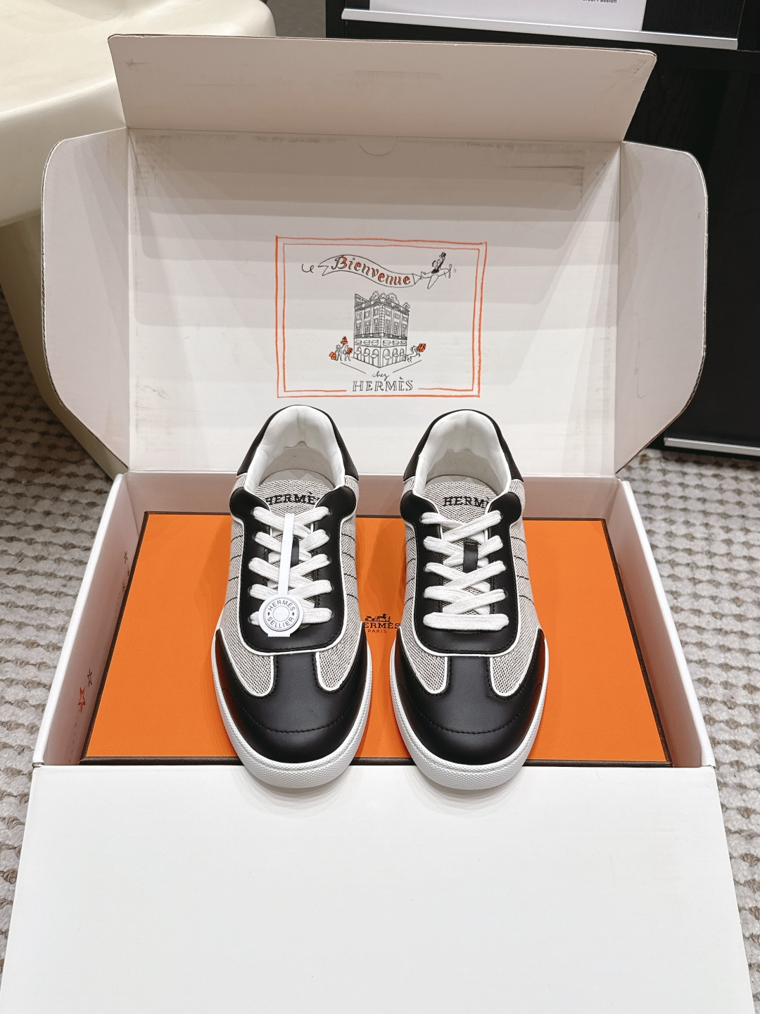 NO:873641,Purchasing agent grade (packaged in a sync box on the official website) Hermes H-lace sports shoes and sneakers with the ultimate craftsmanship, new at the sync counter. Every detail of the shoes is carefully considered, very eye-catching, and the elegant splicing elements highlight the good temperament!  The fashionable fly weave lace-up method adds a casual atmosphere, and the exquisite lines can better reflect the family-style design language. The exquisite lines interspersed perfectly fit the foot shape, naturally outline the fashionable outline, achieve a visual impact effect, and fully interpret a different sports style!  The fabric is imported canvas, mixed sheepskin for foot pads, comfortable on the feet, IP TPU outsole, seamless combination of German technology irradiation machine, lightweight and highly elastic, non-slip and wear-resistant!  Original box packaging Size#35-40 (40 orders are not returnable), casual shoes/sports shoes, hermes, hermes, sneakers, sheepskin19860909代购级（官网同步盒包装） Hermes爱马仕 H系带 运动鞋板鞋 工艺极致,同步专柜上新.鞋子的每一个细节都特别用心,相当惹眼,雅致的拼接元素,凸显不俗的气质！ 时尚飞织系带方式,增添休闲的气息,精致的线条,无形之中能够更好体现出家族式的设计语言,穿插精致的线条 完美契合脚型,自然的勾勒出时尚的轮廓,达到视觉上的冲击效果,充分演绎不一样的运动风格！ 面料进口帆布 垫脚混种羊皮,脚感舒适,ip tpu 大底,德国技术照射机无缝组合 轻便高弹,防滑耐磨！原盒包装 Size#35-40（40订做不退换）,休闲鞋/运动鞋,hermes,hermes,sneakers,sheepskin,Women's Shoes