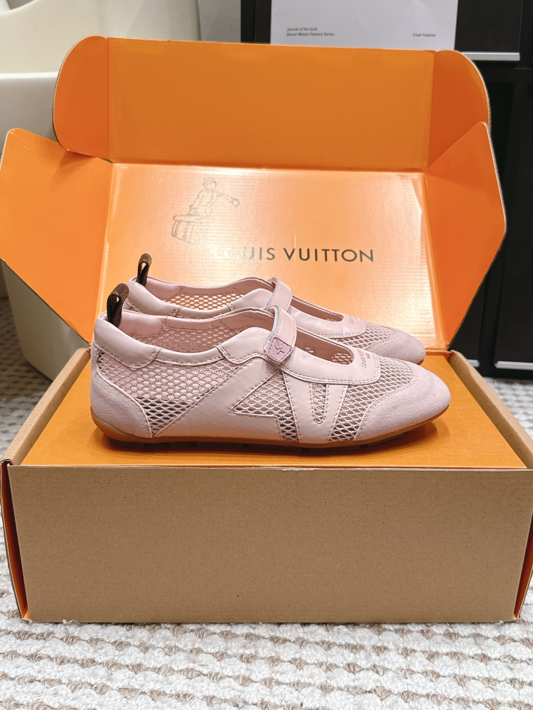 Балетки розовые с замшевой отделкой Louis Vuitton Sneakerina