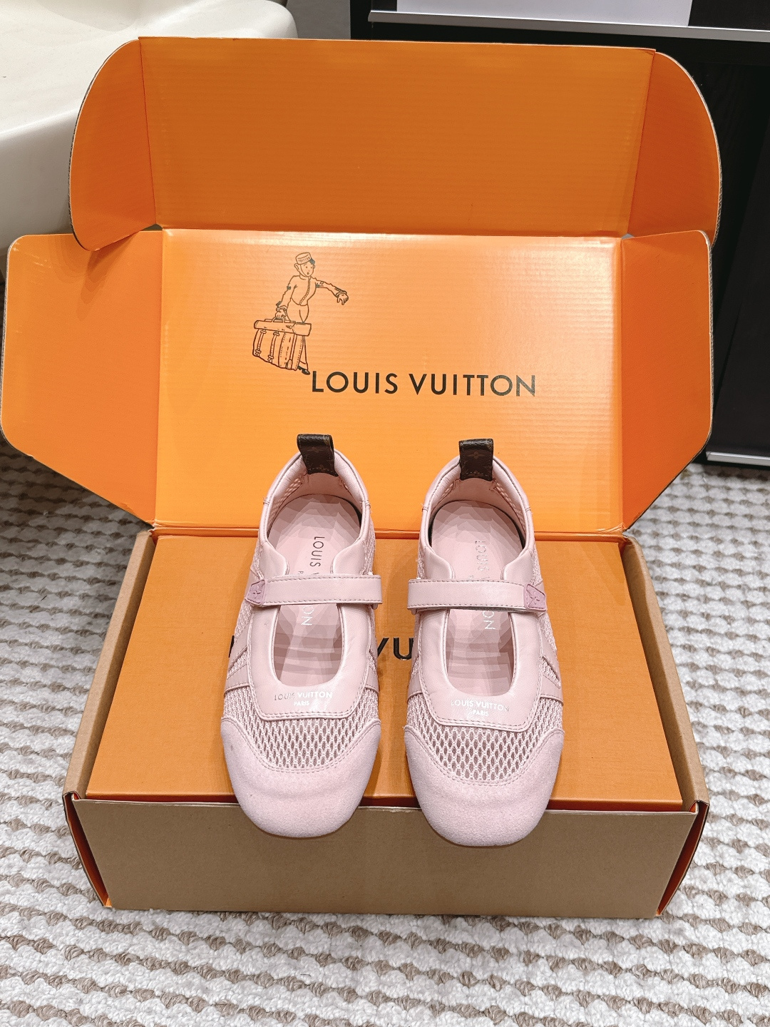 Балетки розовые с замшевой отделкой Louis Vuitton Sneakerina