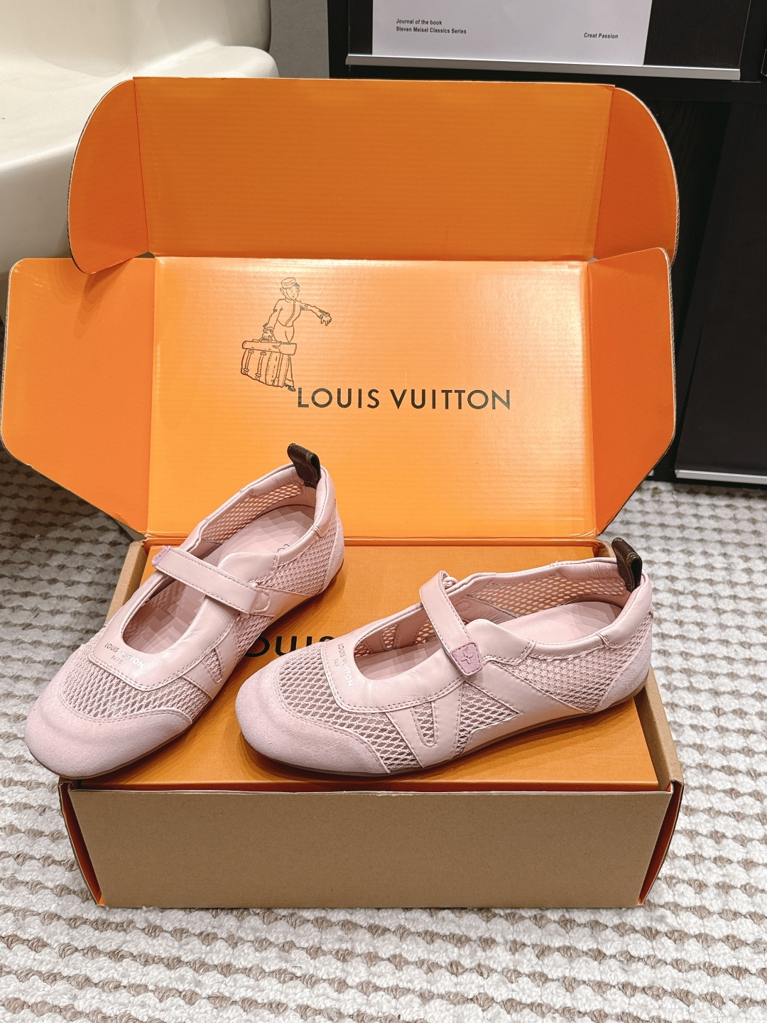 Балетки розовые с замшевой отделкой Louis Vuitton Sneakerina