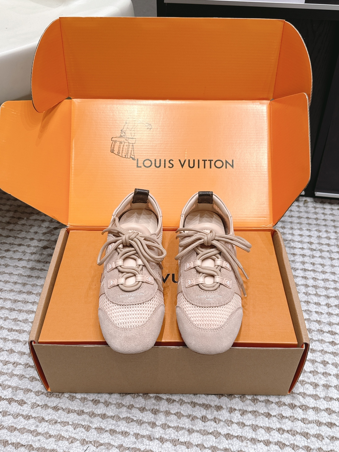 NO:873586,Purchasing-grade Louis Vuitton Sneakerina series ballet shoes, moral training shoes, flat casual shoes, LV Sneakerina ballet sneakers are made of soft suede calfskin in a Sacchetto shape, showing the wonderful fusion of sneakers and ballet shoes. The fluffy label on the laces reflects the humor of the brand mascot Vivienne. The lightweight injection-molded TPU outsole incorporates the brand's signature details. Size  35-39 (customized at 40.41.42), casual shoes/sneakers and half slippers, louis vuitton, louis vuitton, flats, sneakers, cowhide19860909代购级 Louis Vuitton Sneakerina系列芭蕾舞鞋 德训鞋 平底鞋休闲鞋 LV Sneakerina 芭蕾运动鞋以柔软绒面牛皮革塑就 Sacchetto 构型,展现运动鞋和芭蕾舞鞋的美妙融合 鞋带处的蓬松标签映现品牌吉祥物 Vivienne 的诙谐意趣.轻盈注塑 TPU 外底融入品牌标志性细节. Size 35-39（40.41.42定做）,休闲鞋/运动鞋半拖,louis vuitton,louis vuitton,flats,sneakers,cowhide,Women's Shoes