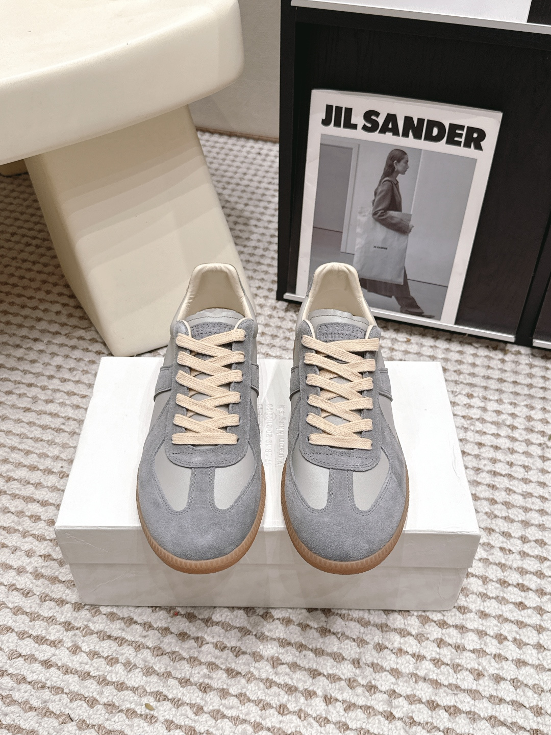 NO:875600,Purchasing-grade Maison Margiel*26ss summer new retro casual moral shoes. The moral shoes come with a 90s retro filter. The texture is high-end and attractive. The low-saturated color scheme has a lazy atmosphere. The shoes are casual and tasteful. The soft rubber soles are super comfortable to step on. They fit the feet without pressing on the surface. They can be worn and tired after walking all day. They can be easily held in daily commuting, shopping, and sports.  Upper cow suede/down, lining cowhide, rubber outsole, size women's code 35-41 (customized sizes 40 and 41 are non-returnable) men's code 39-46 (customized 46, non-refundable), heel height 2.5cm, casual shoes/sports shoes, sneakers, down jacket, cowhide19860909代购级 Maison Margiel*26ss夏季新款复古休闲德训鞋 自带90年代复古滤镜的德训鞋型,质感高级又耐看,低饱和配色自带慵懒氛围,上脚就是随性又有品味的潮人既视感. 软乎乎的橡胶鞋底踩上去超舒服,贴脚又不压面,暴走一天也不磨脚不累脚,日常通勤、逛街、运动都能轻松hold住. 鞋面牛反绒/羽绒 内里牛皮 大底橡胶大底 size女码35-41码（40、41码定制不退换）男码39-46码（46定制不退换） 跟高2.5cm,休闲鞋/运动鞋,sneakers,down jacket,cowhide,Women's Shoes