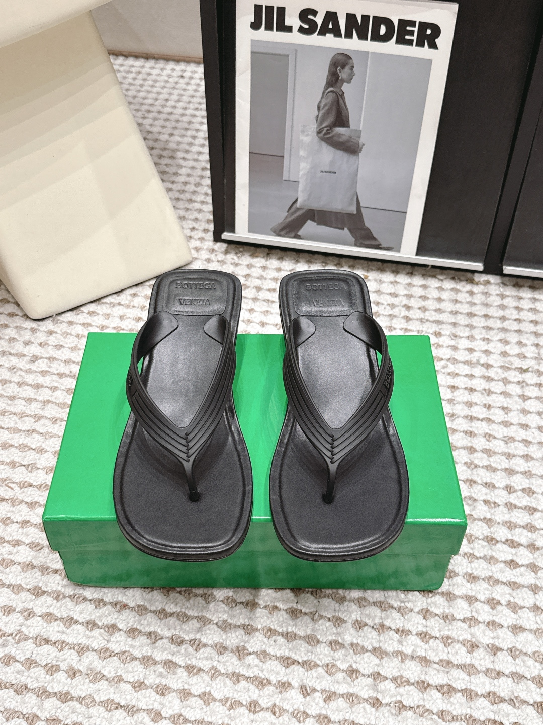 NO:875574,Purchasing agent Bottega venet*·26s spring and summer new style cat heel rubber flip-flops  Rubber - a material that is usually hidden in the soles and has nothing to do with elegance - is grandly placed in the protagonist position of the upper. After reshaping, it presents a strange organic form, like a reef that has been repeatedly washed by the sea and has become rounded and smooth, or a part of a sculpture exhibit in a contemporary art museum. The structure of the flip-flop gives a kind of original and functional honesty, while the cat heel quietly injects a feminine and slender arc from below. Material rubber lining Sheep lining  Outsole: genuine leather outsole imported from Italy, shoe size 35-39/40 41 42, customized, non-returnable, split-toe shoes, bottega veneta, Leather soles19860909代购级 Bottega venet*·26s 春夏新款 猫跟橡胶夹趾拖 橡胶——这种通常被隐藏在鞋底、与优雅无关的材料——被堂而皇之地放在了鞋面的主角位置,经过重新塑形后呈现出一种奇异的有机形态,像被海水反复冲刷后变得圆润光滑的礁石,或是某件当代艺术馆里的雕塑展品的局部.夹趾的结构赋予了一种原始的、功能性的诚实,而猫跟则从下方悄悄注入了一道女性化的纤细弧线. 材质橡胶 内里羊里 大底意大利进口真皮大底 鞋码35-39/40 41 42定制不退换,分趾鞋,bottega veneta,Leather soles,Women's Shoes