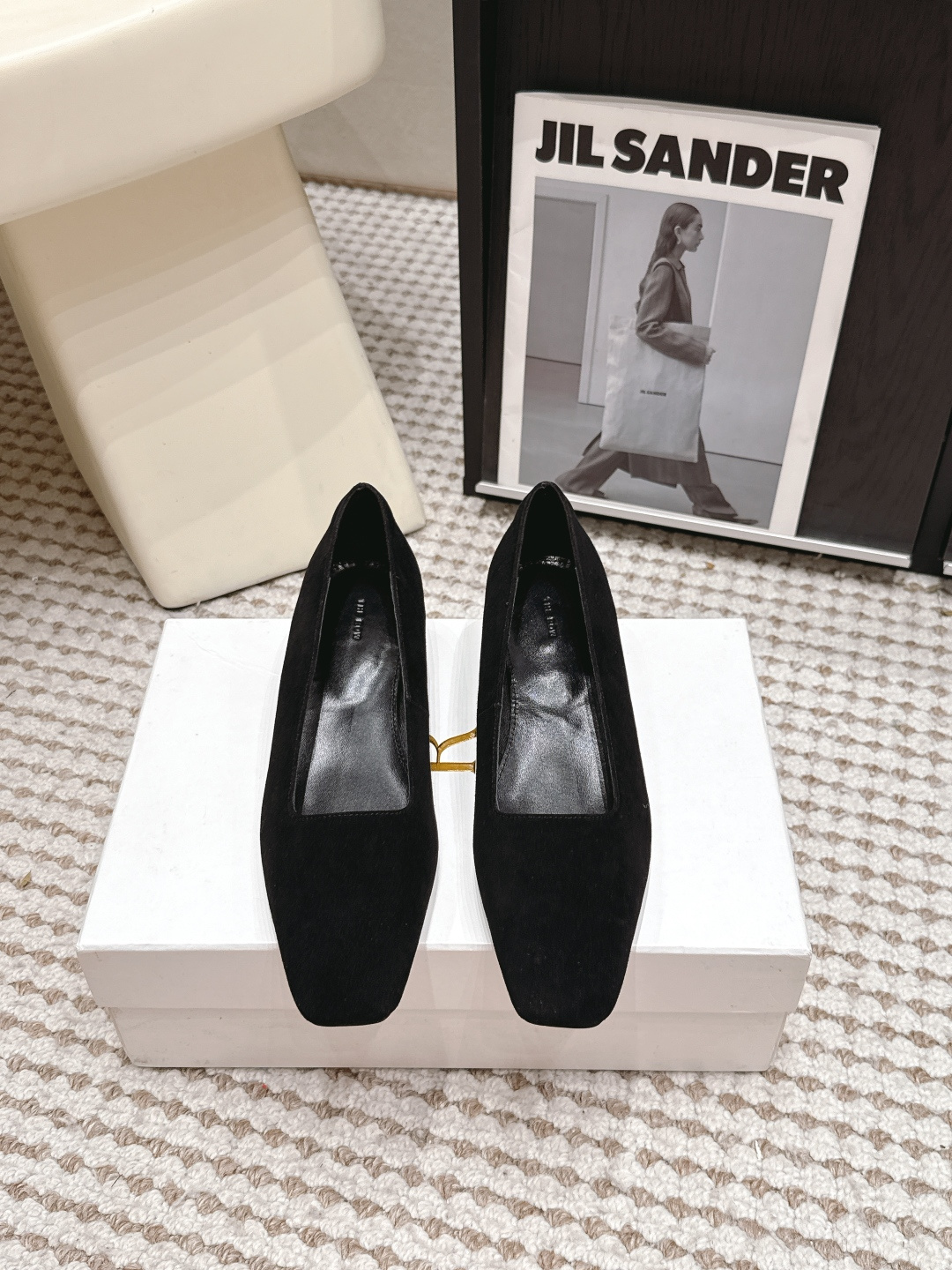 NO:875565,Purchasing agent grade THE ROW 26/new square toe wedge shoes. The original version has better comfort and wrapping than the original version. It is full of personality and easy to match with various styles of clothes... Fabric: Original customized cashmere Lining: Original customized sheepskin Foot pads: Original customized sheepskin Outsole: Original customized leather sole Heel height: 3.5cm Packaging: Original full set of packaging, code number:  35-39 (40. Customization is non-refundable), single shoes, sheepskin19860909代购级 THE ROW 26/新款 方头坡跟单鞋 原版一比一打造舒适度、包裹性都比较好.个性十足,很好驾驭各种风格衣服搭配…… 面料: 原版定制羊绒 内里: 原版定制羊皮 垫脚: 原版定制羊皮 大底: 原版定制真皮底 跟高: 3.5cm 包装: 原版全套包装, 码数: 35-39（40.定制不退换）,单鞋,sheepskin,Women's Shoes