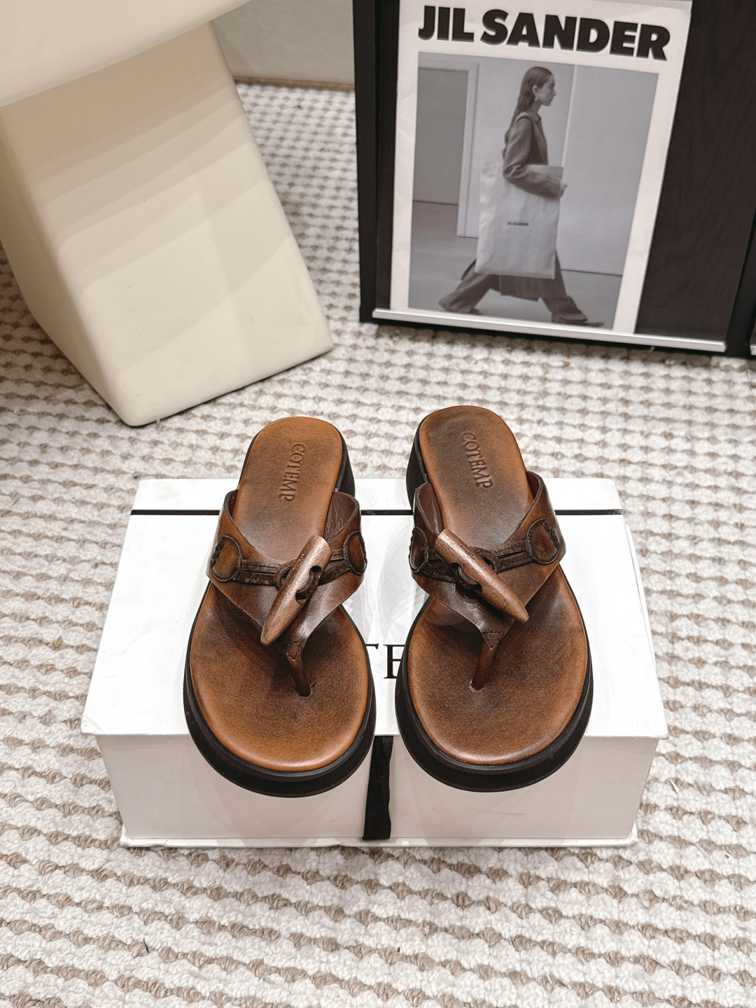 NO:875558,Purchasing agent COTEMP～26/new style round toe thong sandals are really beautiful!  A new niche brand, every color is beautiful, every pair is handmade, the upper is full of flowers, and has the beauty of blooming flowers. Every color has a unique outfit, and every style is exclusive to everyone!  Beauty is different, that's how the world should be!  It’s super comfortable on your feet!  !  The fit is also very friendly!  Original custom cowhide upper, original custom sheepskin lining, original custom leather outsole, heel height 1.0cm, size 35-39 (40.41.customized), split-toe shoes, slippers, cowhide, sheepskin19860909代购级 COTEMP～26/新款 圆头夹趾凉拖鞋 真的的美死了！新款小众品牌,每一个颜色都很好看 每一双都是手工制作,鞋面繁花,有繁花似锦的美意 每一个颜色都有独特的穿搭,搭配出的每种风格,都是每个人的专属！ 美丽各有不同,世界本该如此！上脚超级舒适的哦！！版型也很友好！ 鞋面原版定制牛皮 内里原版定制羊皮 大底原版定制真皮底 跟高1.0cm 码数35-39（40.41.定制）,分趾鞋,slippers,cowhide,sheepskin,Women's Shoes