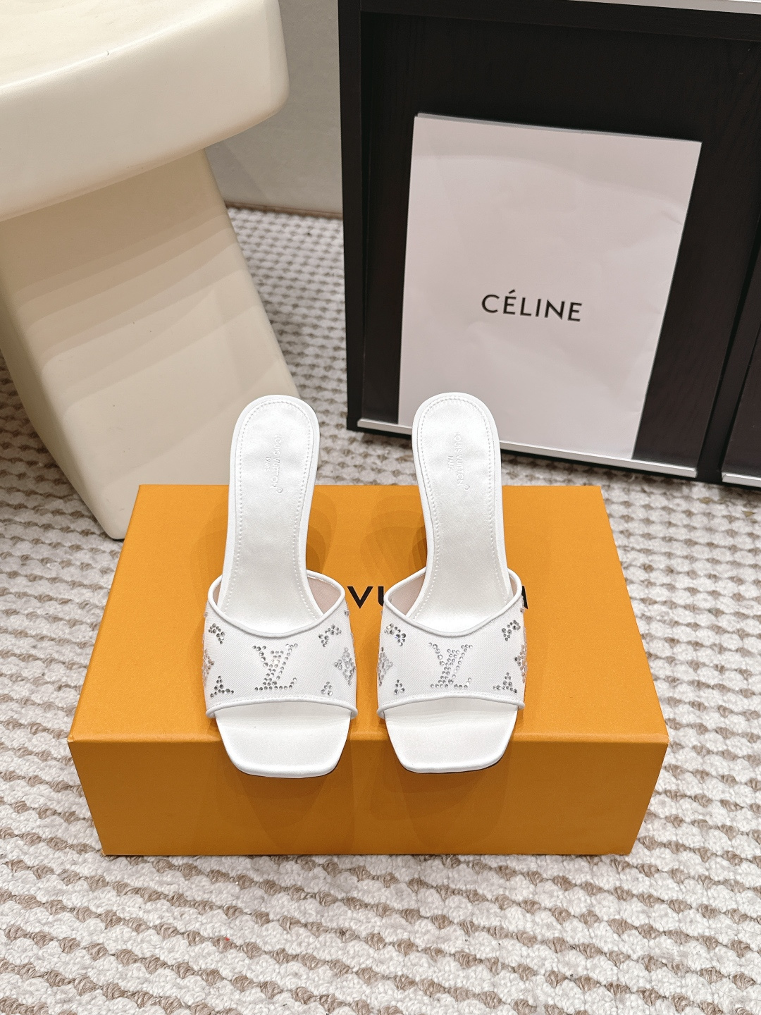 NO:875541,Purchasing agent level Louis Vuitton 26/new style square toe hot-drilled high-heeled sandals. Original buckle molding. Comes with original logo. Super dazzling. It looks high-end and classy at first glance, making you stand out. Fabric: Original customized mesh/hot-drilled process. Lining: Original customized mesh. Feet: Original customized sheepskin. Outsole: Original customized leather outsole. Heel height: 9.5cm. Packaging: Original complete package. Code number:  35-39 (40.41. Customized items are non-refundable), high heels and slippers, louis vuitton, high heels, slippers, sheepskin, Leather soles19860909代购级 Louis Vuitton 26/新款 方头烫钻高跟凉拖鞋 原版扣开模 附带原版logo 超级炫美 一眼看上去就高端大气上档次,让你齁的柱所以主场 面料: 原版定制网纱/烫钻工艺 内里: 原版定制网纱 垫脚: 原版定制羊皮 大底: 原版定制真皮大底 跟高: 9.5cm 包装: 原版全套包装 码数: 35-39（40.41.定制不退换）,高跟鞋拖鞋,louis vuitton,high heels,slippers,sheepskin,Leather soles,Women's Shoes