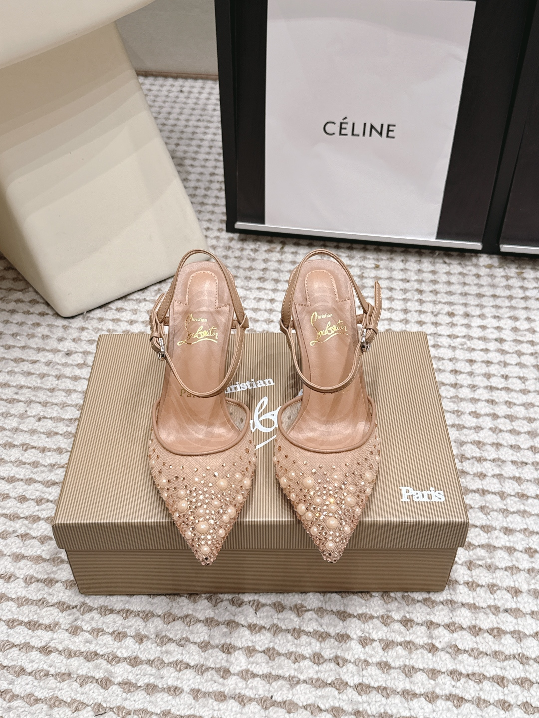 NO:882983,Purchasing agent Christian Louboutin /26 new rhinestone high heels and sandals Christian Louboutin white rhinestone high heels, pointed toe design + mesh material, embellished with pearls and rhinestones, French elegance!  The 8cm heel elongates the leg line and is comfortable, making it easy to handle weddings and banquets. There is a brand logo on the inside of the shoe, with exquisite details and a full sense of quality. The white model is fresh and versatile, and it goes well with dresses or formal occasions. It is a practical and beautiful choice of high heels. The fabric is original custom mesh/hot rhinestones. The sole is original custom leather sole. Size35-39 (customized and non-returnable), high heels and sandals, sandals, high heels19860909代购级 Christian Louboutin /26新款 水钻高跟鞋 凉鞋 Christian Louboutin白色水钻高跟鞋,尖头设计+网纱材质,点缀珍珠和水钻,法式优雅满分！8cm鞋跟,拉长腿部线条又舒适,婚礼、宴会都能轻松驾驭. 鞋内侧有品牌标志,细节精致,品质感十足.白色款清新百搭,搭配礼服或正式场合都很出彩,是实用又美貌的高跟鞋选择. 面料原版定制网纱/烫钻 鞋底原版定制真皮底 Size35-39（定做不退换）,高跟鞋凉鞋,sandals,high heels,Women's Shoes