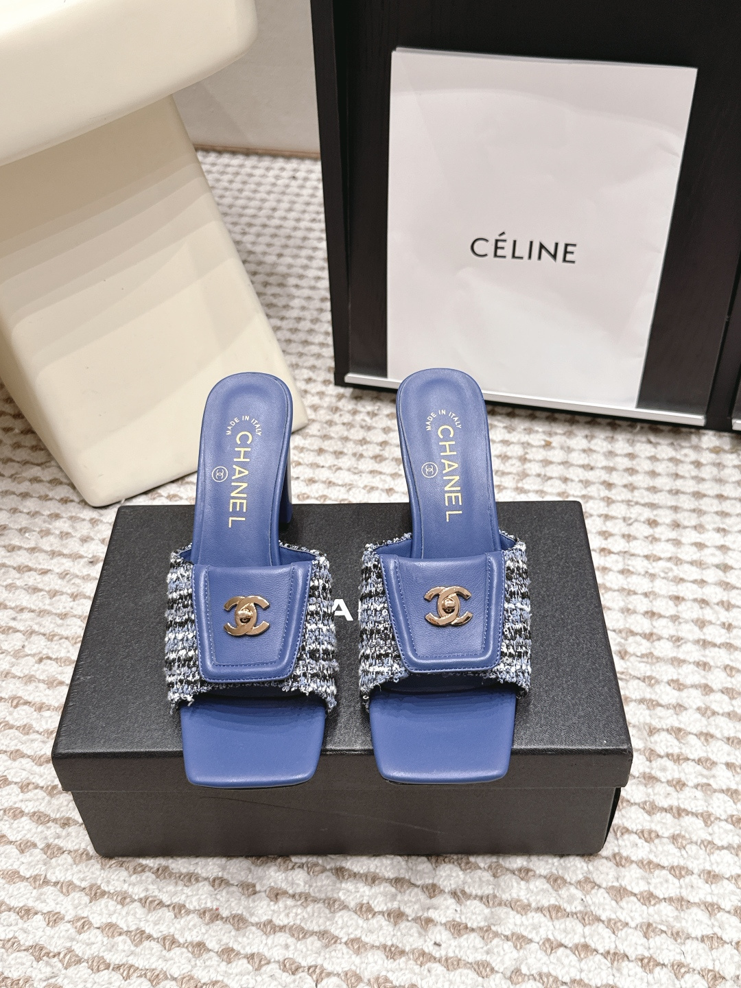 NO:875549,Purchasing agent level Chanel 26/Summer new square-toe lock high-heeled sandals. Ms. Chanel loves simple and irresistible style. The combination shows a unique dressing style, free mix and match to shine in place and follow the fashionable steps of grandma!  !  !  The top-notch craftsmanship and texture are perfectly presented. No matter any details, you can compare them with the counters. You can enter and exit the counters at will with the best quality products!  !  Fabric: Original customized/sheepskin/color matching Lining: Original customized sheepskin Foot pads: Original customized sheepskin Outsole: Original customized genuine leather sole Heel height: 8cm Size: 35-39 (40.41.42. Customization is non-refundable) Packaging: Original full package, high heels and slippers, chanel, chanel, high heels, slippers, sheepskin19860909代购级 Chanel 26/夏季新款 方头锁扣高跟凉拖鞋 香奈儿女士钟爱简约又难以抗拒系 搭配展现与众不同的穿搭风格、自由混搭闪耀到位跟紧香奶奶时尚步伐！！！ 顶级工艺质感完美呈现,无论任何细节均可对比专柜,最好级别的顶级货,随意进出专柜！！ 面料: 原版定制/羊皮/拼色 内里: 原版定制羊皮 垫脚: 原版定制羊皮 大底: 原版定制真皮底 跟高: 8cm 码数: 35-39（40.41.42.定制不退换） 包装: 原版全套包装,高跟鞋拖鞋,chanel,chanel,high heels,slippers,sheepskin,Women's Shoes