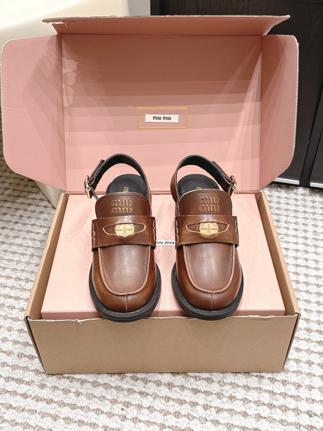 NO:875535,Purchasing agent MiuMiu 26/summer new style round toe back sandals  MIUMIU's spring and summer T-stage catwalk show is the same model as 'Dreams Never Sleep'. Miumiu can use it on important occasions. It has a fresh style with a touch of nobility. It is perfect to wear with this shoe. It is elegant and crystal clear, regardless of the material of various accessories.  , all are exclusively customized one to one, and must be zero distance from the original version. The entire series is full of exciting and unexpected combinations of elements, different materials, textures of fabrics, and a strong artistic atmosphere, allowing you to appreciate the ever-changing style of miumiu girls...  Upper: Original customized cowhide Lining: Original customized sheepskin Foot pads: Original customized sheepskin Outsole: Original molded TPU molded sole Heel height: 2cm Size: 35-39 (40.41..Customized non-returnable) Packaging: Original full package, loafers, sandals, miumiu, loafers, sandals, cowhide, sheepskin19860909代购级 MiuMiu缪缪 26/夏季新款 圆头后空凉鞋 MIUMIU春夏T台走秀网红同款＂造梦不夜城＂,miumiu能在重要场合上用得上了,小清新风带点贵气的感觉,上脚非常完美穿搭配上此鞋,优雅大方,晶莹剔透,无论各种配件材质,都是独家一比一定制,必做到原版零距离,整个系列都充满了令人兴奋和意外的元素结合,不同的材质,肌理的面料的表现,具有极浓的艺术气息,让你领略miumiu女孩的百变风格…… 鞋面: 原版定制牛皮 内里: 原版定制羊皮 垫脚: 原版定制羊皮 大底: 原版开模TPU成型底底 跟高: 2cm 码数: 35-39（40.41..定制不退换) 包装:原版全套包装,乐福鞋凉鞋,miumiu,loafers,sandals,cowhide,sheepskin,Women's Shoes