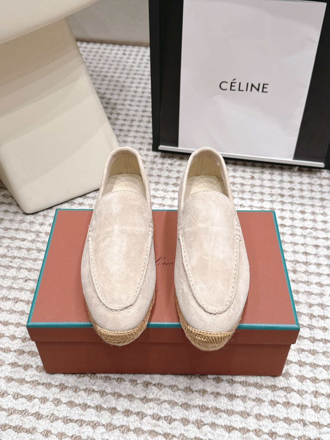 NO:883006,Purchasing agent Loro Piana /26 early autumn suede slip-on loafers. Loro Piana's loafers are made of soft suede, with a delicate touch. The light beige color is super versatile and can be easily integrated into various styles. The soles are woven with straw rope, light and breathable, and super comfortable to wear in spring and summer. The slip-on design is easy to put on and take off, and is OK for commuting and leisure!  The shoe shape is simple, with full hand-stitched details and improved texture. It is recommended to avoid water stains for the suede material. Use a soft cloth to gently wipe it for daily maintenance. Original custom-made fabrics. Original open-molded outsole. Size35-39 (40 custom made, non-refundable), loafers, loro piana, loafers, chamois leather19860909代购级 Loro Piana /26早秋 麂皮一脚蹬乐福鞋 Loro Piana这款乐福鞋采用柔软麂皮,触感细腻,浅米色调超百搭,轻松融入各种穿搭风格.鞋底编织草绳,轻便透气,春夏穿超舒服 一脚蹬设计,穿脱方便,通勤休闲都OK！鞋型简约,手工缝线细节满满,质感提升.麂皮材质建议避免水渍,日常用软布轻擦保养哦 面料原版定制面料 鞋底原版开模大底 Size35-39（40定做不退换）,乐福鞋,loro piana,loafers,chamois leather,Women's Shoes