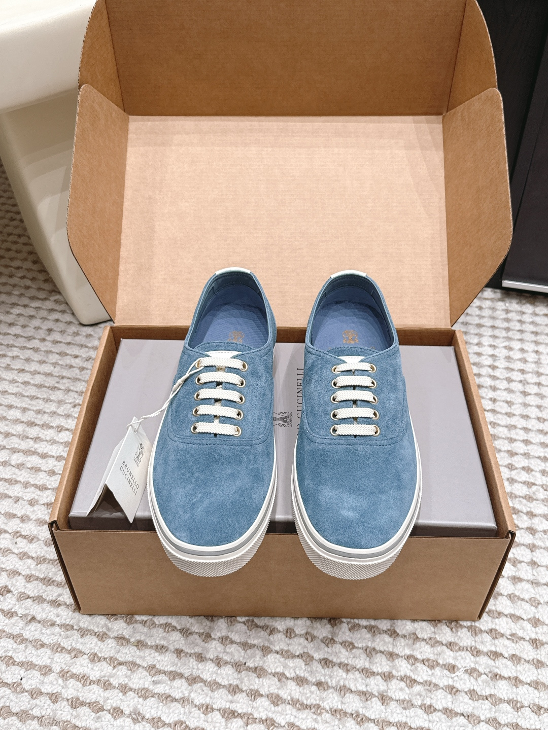 NO:882984,Purchasing agent #Men's Brunello Cucinelli 26/Early Autumn Lace-Up Suede Casual Shoes Italian luxury brand Brunello  Cucinelli's suede casual shoes are made of high-quality suede cowhide, which is soft to the touch, delicate in texture, and low-key luxury. The simple low-cut design + white rubber sole is comfortable and durable. The metal lace holes have exquisite details and highlight high-end craftsmanship. Multiple colors are available, including off-white, light brown, and dark blue, which can be easily matched with various styles. They can be easily used in daily life or light formal occasions. They are a must-have item that combines quality and fashion!  Fabric Original customized fabric Sole Original molded outsole Size39-45 (45 is custom-made and non-returnable), casual shoes/sports shoes, brunello cucinelli, sneakers, cowhide, chamois leather19860909代购级 #男款 Brunello Cucinelli 26/早秋 系带 麂皮休闲鞋 意大利奢侈品牌Brunello Cucinelli的麂皮休闲鞋,选用优质翻毛牛皮,触感柔软,质感细腻,低调奢华.简约低帮设计+白色橡胶鞋底,舒适又耐穿,金属鞋带孔细节精致,彰显高端工艺.多色可选,米白、浅棕、深蓝,轻松搭配各种穿搭风格,无论日常还是轻正式场合都能轻松驾驭,是品质与时尚兼具的必备单品！ 面料原版定制面料 鞋底原版开模大底 Size39-45（45定做不退换）,休闲鞋/运动鞋,brunello cucinelli,sneakers,cowhide,chamois leather,Women's Shoes