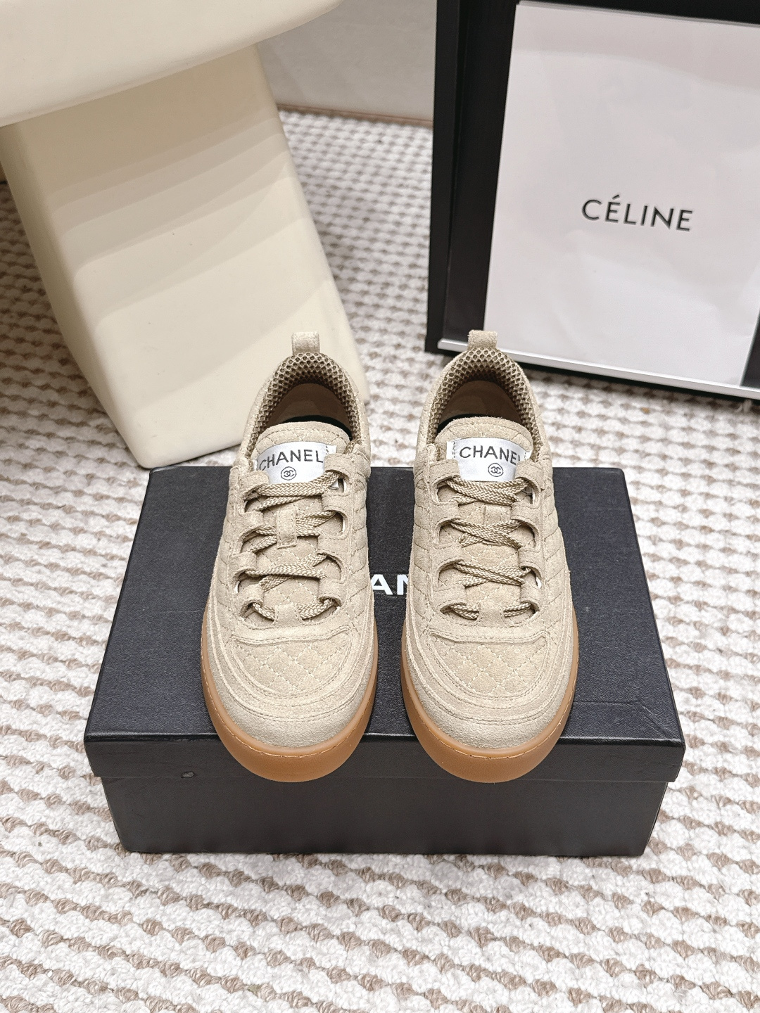 NO:883059,Purchasing agent level Chanel CHANEL 26/ The latest diamond pattern De Xun shoes in spring and summer. There are many celebrity Internet celebrities. The diamond stitching on the upper is a classic element of Chanel. The diamond pattern design comes from the brand bag. It has its own recognition and sense of luxury. The retro caramel color sole retains the retro sporty feeling of De Xun shoes and makes the shoe shape lighter and slimmer. The upper is imported calf leather.  With a simple low-top lace design, it takes into account daily matching and brand tonality. Original open-molded rubber non-slip outsole. Fabric original customized suede leather. Sheepskin lining. Original open-molded rubber anti-slip outsole. Size35-41 (40 41 customized), casual shoes/sports shoes, chanel, chanel, sneakers, cowhide, sheepskin19860909代购级 香奈儿CHANEL 26/ 春夏最新款菱格纹德训鞋 超多明星网红种草 鞋面的菱格缝线是香奈儿的经典元素 源自品牌包包的菱格纹设计 自带辨识度与高级感 复古的焦糖色鞋底 既保留了德训鞋的复古运动感 也让鞋型更轻盈 更显腿细 鞋面进口小牛皮 搭配简约的低帮系带设计,兼顾日常搭配性与品牌调性原版开模橡胶防滑大底 面料原版定制反绒皮 内里羊皮 大底原版开模橡胶防滑底 Size35-41（40 41定做）,休闲鞋/运动鞋,chanel,chanel,sneakers,cowhide,sheepskin,Women's Shoes