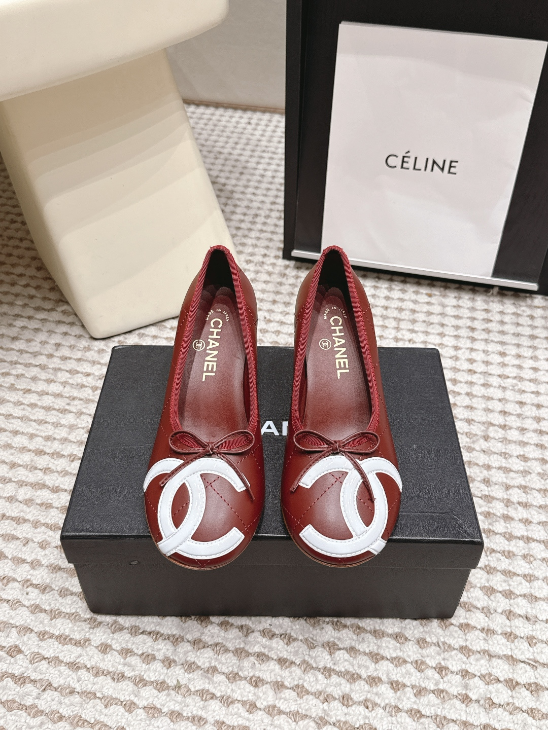 NO:883050,Purchasing agent Chanel 26ss spring and summer series large pearl heels. Very popular large double C design, unique large pearl buckle, very time-consuming and labor-intensive, the retro classic rich C flavor will be passed down forever!  Fabric: Imported sheepskin, imported patent leather, lining sheepskin, outsole, Italian leather outsole, heel height 5.5cm, Size#35-41 (40-41 customized, non-returnable), single shoes, chanel, sheepskin, Leather soles19860909代购级 Chanel 26ss 春夏系列 大珍珠跟鞋 非常火的大双C设计,独特的珍珠大扣,非常耗时耗力,复古经典浓郁C味永久流传！ 面料进口羊皮 进口漆皮  内里羊皮  大底意大利真皮大底 跟高5.5cm Size#35-41（40 41订做不退换）,单鞋,chanel,sheepskin,Leather soles,Women's Shoes