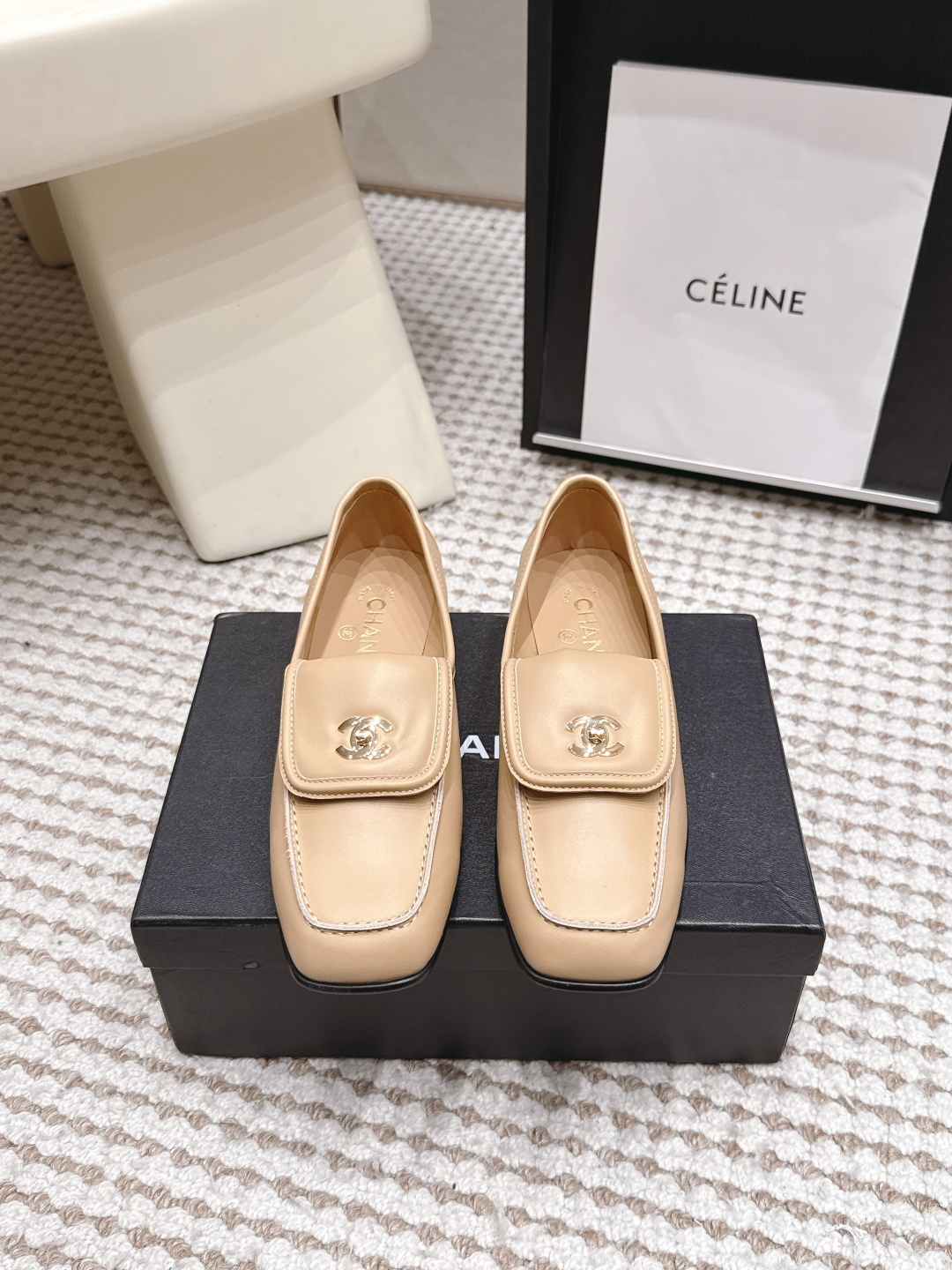 NO:883041,Purchasing agent level CHANEL Xiaoxiang classic retro clamshell loafers I liked this pair of retro loafers at first sight. The square toe design of the upper is very special. The classic hardware buckles embellished with Xiaoxiang are very CHANEL style. They are very high-end. They are very comfortable and soft on the feet. They are not afraid of looking good and comfortable when the feet are wide. They are invincible when paired with mid-calf socks, skirts and trousers. They look simple in style, but the effect of elongating the legs immediately after putting on the feet is simple and does not lose personality, adding a touch of handsomeness. The upper is made of imported mixed-breed lambskin/sheepkin, and the lining is made of mixed-breed sheepskin, which is soft, sweat-absorbent and breathable! Hardware exclusive original 1:1 mold development! Long-lasting and does not soften! Outsole Italian imported genuine leather outsole, about 3Cm high, Size#35-41 (4041 custom-made, non-returnable), loafers, chanel, loafers, skirts, sheepskin, sheep, Leather soles19860909代购级 CHANEL小香经典复古翻盖乐福鞋 这双复古乐福鞋一眼看到就很喜欢 鞋面方头设计很特别 点缀小香经典五金扣超有CHANEL的格調 高級感十足 上脚特别舒服柔软 脚宽也不怕好看又舒适 搭配中筒袜裙子裤子都是无敌美 看起来款式简约 但上脚马上自带拉长腿效果简单不失个性 又增添一抹帅气感 鞋面进口混种小羊皮/羊京 内里混种羊羊皮里 柔软吸汗透气！ 五金独家原版1:1开模开发 ！持久不软化！ 大底意大利进口真皮大底 高3Cm左右 Size#35-41（4041定做不退换）,乐福鞋,chanel,loafers,skirts,sheepskin,sheep,Leather soles,Women's Shoes