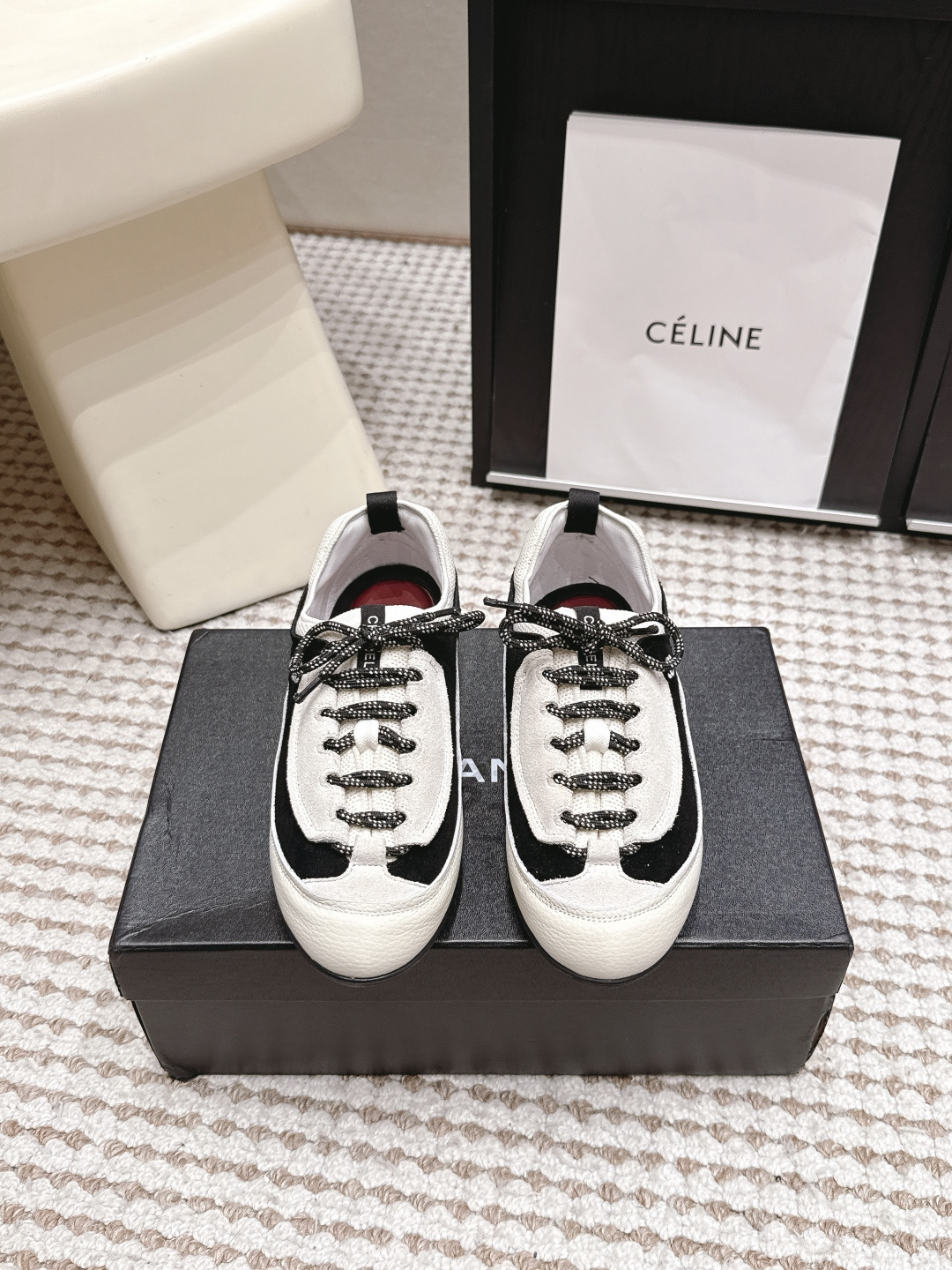 NO:883014,Purchasing agent Chane*26ss summer new suede black and white color-blocked De Xun casual sneakers. Black and white color blocked De Xun casual sneakers with a relaxed and simple atmosphere. The retro low-cut De Xun version is equipped with a rounded toe. The upper is made of spliced materials. The black and white contrasting lines outline the outline of the shoe body. The low-top open design is easy to put on and take off without restraint. The thin flat bottom takes into account the lightness and long-term walking needs. The two color-blocking styles cover daily casual wear.  Daily wear is suitable for various scenes. Pair it with overalls and wide-leg denim to create a casual street style. Pair it with a short jacket and sweatshirt to create a Korean casual atmosphere. It is suitable for skirts and straight trousers to balance the sweet and cool temperament. It can be easily controlled for commuting, shopping and shopping, and short trips. The upper is cow suede/cowhide, and the lining is breathable mesh/sheep leather. The outsole is TPU two-color outsole.  size 35-39 (customized sizes 40 are non-returnable), casual shoes/sports shoes, chanel, sneakers, hoodie, sweatshirts, skirts, jackets & coats, cowhide, sheepskin19860909代购级 Chane*26ss夏季新款绒面黑白拼色德训休闲板鞋 自带松弛简约氛围感的黑白拼色德训休闲板鞋,复古低帮德训版型搭配圆润鞋头,鞋面采用拼接材质打造,黑白撞色线条勾勒鞋身轮廓,低帮敞口设计穿脱便捷无束缚,薄款平底兼顾轻盈感与长时间行走需求,两种拼色款式覆盖日常休闲穿搭. 日常穿搭适配多场景造型,搭配工装裤阔腿牛仔打造随性街头风,搭配短款外套卫衣塑造韩系休闲氛围感,适配半身裙直筒西裤,平衡甜酷气质,通勤出行、逛街探店、短途出游都能轻松驾驭. 鞋面牛反绒/牛皮 内里透气网布/绵羊皮 大底TPU双色大底 size35-39码（40码定制不退换）,休闲鞋/运动鞋,chanel,sneakers,hoodie,sweatshirts,skirts,jackets & coats,cowhide,sheepskin,Women's Shoes