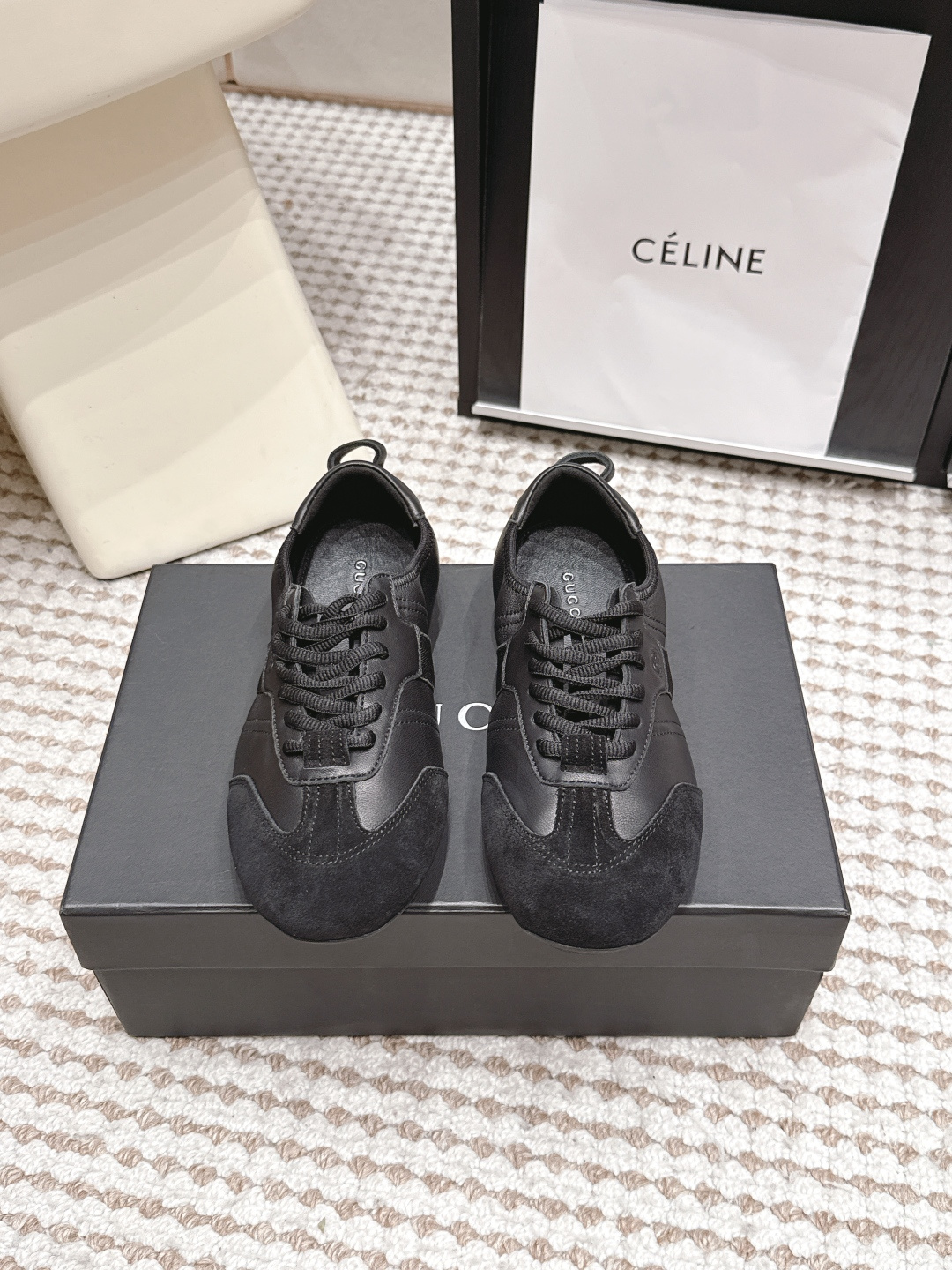NO:883024,Dongguan purchasing agent grade men's GUCC*26ss summer new retro casual thin-soled moral training shoes. Classic retro moral training shoes. The toe is made of fine suede stitching and smooth shoe body. The iconic red and green webbing on the side of the shoe serves as a visual highlight. The round shoe compartment accommodates all types of feet. The three-color combination of off-white, soft pink and pure black can easily adapt to all styles of daily wear.  The matching scenarios cover a wide range of situations. The white model is paired with straight jeans and knitted sweatshirts to create a refreshing Korean style; the pink model is suitable for skirts and casual suits, highlighting the gentle girly atmosphere; the black all-leather model is paired with overalls and wide-leg suit pants to easily achieve a cool commuting look, and can be worn for commuting, shopping, and campus wear. The upper is imported sheepskin and the lining is sheepskin. The outsole is an original molded outsole.  Size Women's size 35-41 (customized sizes 40 and 41 are non-refundable) Men's size 39-45 (customized 39 and 45 are non-refundable), casual shoes/sports shoes, gucci, sneakers, hoodie, sweatshirts, skirts, jeans, business suit, sheepskin19860909东莞代购级 男款 GUCC*26ss夏季新款复古休闲薄底德训鞋 经典复古德训鞋型,鞋头采用细腻反毛皮拼接光面鞋身,鞋侧标志性红绿织带作为视觉亮点,圆润鞋仓包容各类脚型,米白、柔粉、纯黑三色配色轻松适配全风格日常穿搭. 穿搭适配场景覆盖面广泛,白色款搭配直筒牛仔裤、针织卫衣打造清爽韩系穿搭；粉色款适配半身短裙、休闲套装,凸显温柔少女氛围感；黑色全皮款搭配工装裤、阔腿西装裤,轻松拿捏酷飒通勤造型,出门通勤、逛街出游、校园穿搭都能随心驾驭. 鞋面进口羊皮 内里绵羊皮 大底原版开模大底 Size女码35-41码（40、41码定制不退换）男码39-45码（39、45定制不退换）,休闲鞋/运动鞋,gucci,sneakers,hoodie,sweatshirts,skirts,jeans,business suit,sheepskin,Women's Shoes
