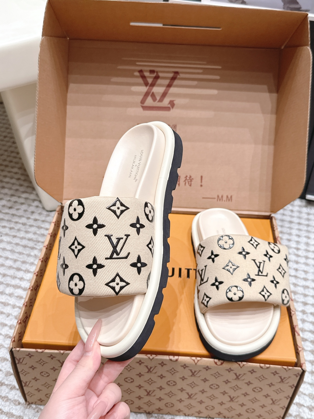 NO:882997,Dongguan Purchasing Level LV Louis Vuitton Couple Style POOL PILLOW COMFORT One-word Velcro Bread Slippers Pool Pillow Comfort Mules are named after the soft padded upper design, with new cow leather paving. Monogram embossed pattern. The front strap is embellished with a Louis Vuitton logo leather label. Comfortable and flexible insoles and lightweight micro outsoles allow for unrestricted walking!  Fabric: Original customized technical fabric fabric, original customized sheepskin foot pads inside, original molded rubber foam outsole, sole thickness 4CM Size: women's 35-40 (customized 40) / men's 39-46 (customized 45, 46), slippers, louis vuitton, louis vuitton, slippers, cowhide, sheepskin19860909东莞代购级 LV路易威登 情侣款 POOL PILLOW COMFORT 一字魔术贴面包拖 Pool Pillow 舒适穆勒鞋得名于柔软填充鞋面设计,新绎牛皮革铺陈. Monogram 压印图案.前带缀饰路易威登标识皮革标签.舒适韧性鞋垫与轻盈微型外底成就无拘步履！ 面料: 原版定制科技织物面料 内里原版定制羊皮垫脚 鞋底原版开模橡胶发泡大底 底厚4CM Size:女款35-40（40定制）/ 男款39-46（45、46定做）,拖鞋,louis vuitton,louis vuitton,slippers,cowhide,sheepskin,Women's Shoes