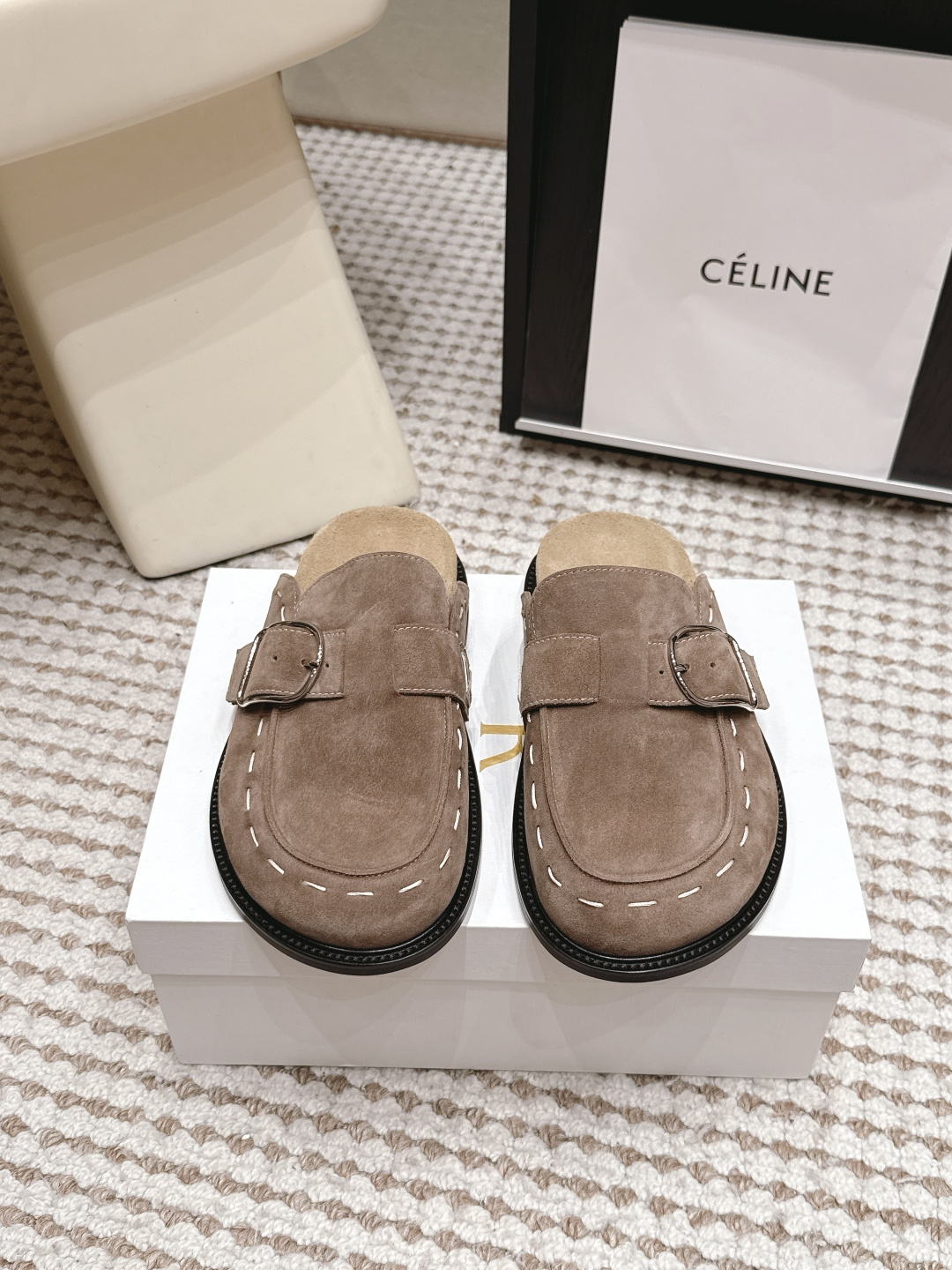 NO:883936,Purchasing agent level The Row /26 new slippers, round toe thick-soled Mule slippers. The original version has better comfort and wrapping than the original version. It is full of personality and can be easily matched with various styles of clothes... Fabric: Original customized cowhide Lining: Original customized sheepskin Foot pads: Original customized cowhide Outsole: Original molded wear-resistant combination bottom Code number:  35-39 (40.41. Customization is non-refundable), semi-trailers, slippers, sheepskin19860909代购级 The Row /26新款拖鞋 圆头厚底穆勒拖  原版一比一打造舒适度、包裹性都比较好.个性十足,很好驾驭各种风格衣服搭配……  面料: 原版定制牛猄 内里: 原版定制羊皮 垫脚: 原版定制牛猄 大底: 原版开模耐磨组合底 码数: 35-39（40.41.定制不退换）,半拖,slippers,sheepskin,Women's Shoes