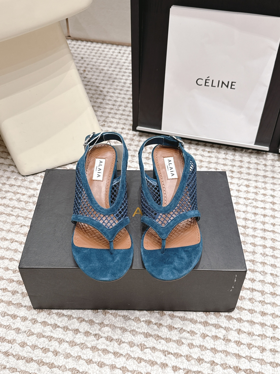 NO:887278,Purchasing-grade ALA*26ss summer new thick heel mesh thong sandals ALAA mesh thong sandals, with the brand's iconic mesh design as the core highlight, cleverly combine clean lines and breathable texture, interpreting a French style that is both cool and feminine. Whether paired with simple denim items, drapey wide-leg pants, or neat summer skirts, they can be easily matched, injecting a neat and fashionable atmosphere into daily wear, and adapting to a variety of scene needs.  Upper sheepskin/cow suede, lining sheepskin, outsole original molded outsole size 35-41 (customized sizes 40 and 41 are not returnable), split-toe shoes, sandals, skirts, sheepskin19860909代购级 ALA*26ss夏季新款粗跟网面夹趾凉鞋 ALAA 网面夹趾凉鞋,以品牌标志性的网面设计为核心亮点,将利落线条与透气质感巧妙融合,演绎出兼具酷感与柔美的法式风格. 无论是搭配简约牛仔单品、垂坠感阔腿裤,还是利落的夏日裙装,都能轻松适配,为日常穿搭注入利落又时髦的氛围,适配多种场景需求. 鞋面羊皮/牛反绒 内里羊皮 大底原版开模大底 size35-41码（40、41码定制不退换）,分趾鞋,sandals,skirts,sheepskin,Women's Shoes