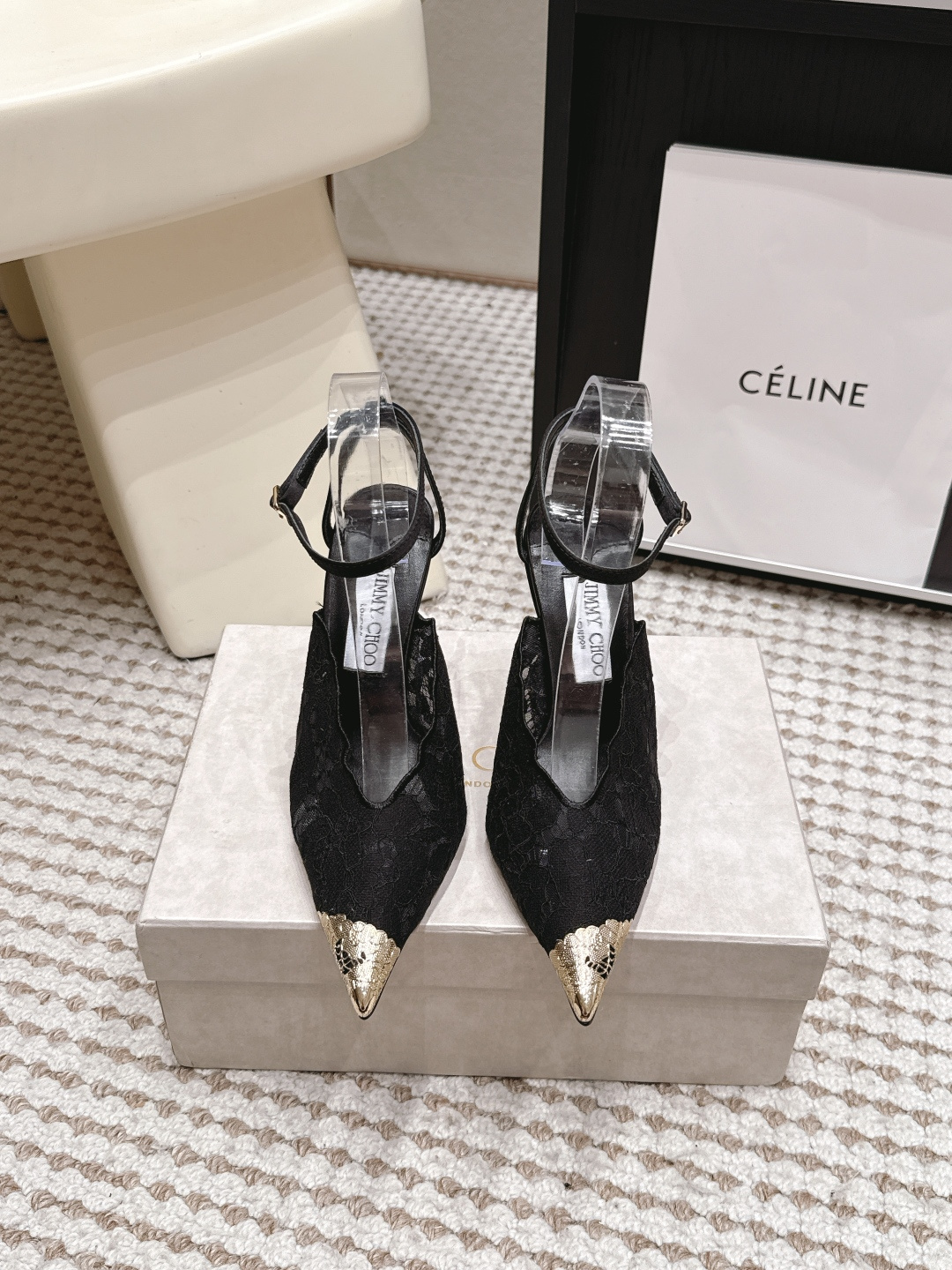 NO:884014,Purchasing agent Jimmy Choo /26 summer new lace high-heeled sandals Jimmy Choo jc Jimmy Choo's new lace high-heeled shoes, this pair of retro lace is definitely the best choice for the C position of the shoe cabinet!  It is not only a pair of shoes, but also a symbol of elegance and fashion. The lace is delicate and soft, full of texture, and the classic pointed toe design is both retro and fashionable. It modifies the foot shape and shows grand elegance. It is stable and easy to control, and the feet are not tired when walking. It is very suitable for dating and commuting. Material: Customized lace/silk upper + custom molded hardware buckle, sheepskin lining, leather outsole, heel height 8.5cm/10cm, Size34-42 (34 40)  41 42 (customized, non-returnable), high heels and sandals, jimmy choo, sandals, high heels, sheepskin, real silk, Leather soles19860909代购级 Jimmy Choo /26夏季新款蕾丝高跟凉鞋 Jimmy Choo jc 周仰杰 新款蕾丝高跟鞋,这对复古小蕾丝,绝对是鞋柜C位的不二之选！它不只是一双鞋,更是优雅与时尚的象征.蕾丝细腻柔软,质感满满,经典尖头设计,既复古又时髦,修饰脚型的同时,尽显大气优雅.行走的稳定轻松驾驭,走路不累脚,约会、通勤都超合适. 材质鞋面定制蕾丝/真丝 +定制开模五金扣 内里羊皮里 大底真皮大底 跟高8.5cm/10cm Size34-42（34 40 41 42订做不退换）,高跟鞋凉鞋,jimmy choo,sandals,high heels,sheepskin,real silk,Leather soles,Women's Shoes