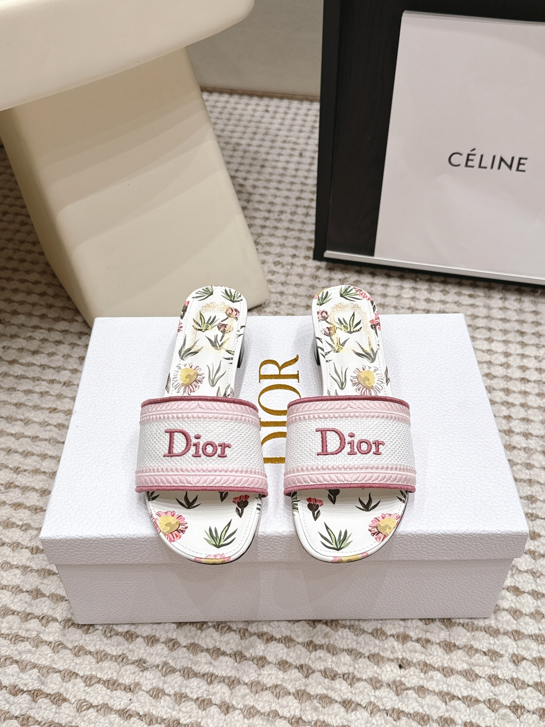 NO:883994,Purchasing-grade flat-soled 220 thick heels Dior/26 new summer Dway embroidered slippers Dio* official website synchronized floral embroidered slippers!  This Dway cotton embroidery fabric is decorated with woven piping on the edge, the same color 'Dior' logo is embroidered on the front, and the feet are printed with Toile de Jouy floral pattern. The embroidery and printing details are exquisite, comfort and elegance coexist. Outsole Italian leather outsole Size 35-39 (40.41 custom-made and non-refundable), slippers, dior, slippers, Leather soles19860909代购级平底220粗跟 Dior /26夏季新款 Dway 刺绣拖鞋 Dio*官网同步花卉刺绣凉拖！这款Dway棉质刺绣面料,边缘饰有编织滚边,正面绣有同色“Dior”标识,垫脚印有 Toile de Jouy 花卉图案,刺绣与印花细节精致,舒适与优雅并存  大底 意大利真皮大底 Size 35-39（40.41定做不退换）,拖鞋,dior,slippers,Leather soles,Women's Shoes