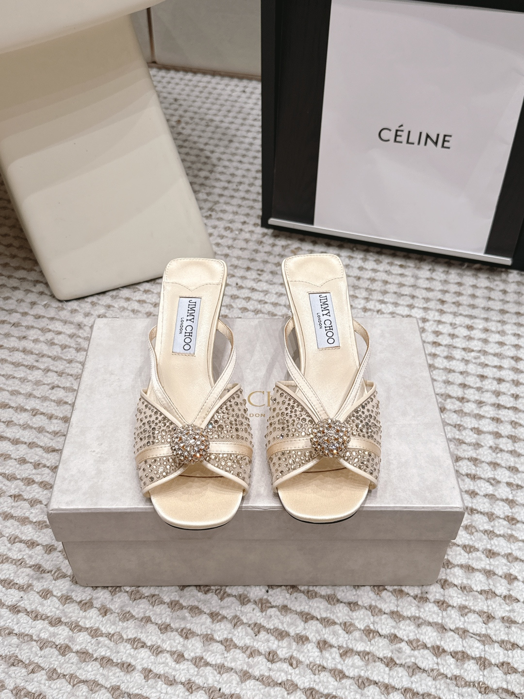 NO:884004,Purchasing-grade Jimmy Choo 26ss spring and summer series JC new high-heeled slippers and sandals blur the line between shoes and jewelry accessories. Distinctive Jimmy Choo style design. Exquisite and graceful draping, just like wearing an elegant ankle chain for slender feet. There are also many exquisite crystal pendants on the heel line, highlighting the unique shoe shape. The pointed toe is paired with a slender high heel, fashionable and eye-catching, unforgettable. Silk/mesh + diamond upper  Sheepskin lining, Italian genuine leather outsole, Heel height: 5.5CM Size34-42 (34 40 41 42 customized, non-returnable), slippers, jimmy choo, sandals, slippers, sheepskin, real silk, Leather soles19860909代购级 Jimmy Choo 26ss 春夏 系列JC新款 高跟拖鞋 凉鞋 模糊鞋履与珠宝配饰之间的界线 鲜明 Jimmy Choo 风格设计. 精美上优美悬垂,宛如为纤足戴上优雅踝链.另有多颗精美水晶垂饰后跟线,突显别致鞋型,尖头配以纤细高跟,时髦吸睛,令人难以忘怀 鞋面真丝/网面+钻 内里垫脚羊皮 大底意大利真皮大底 跟高 :5.5CM Size34-42（34 40 41 42订做不退换）,拖鞋,jimmy choo,sandals,slippers,sheepskin,real silk,Leather soles,Women's Shoes