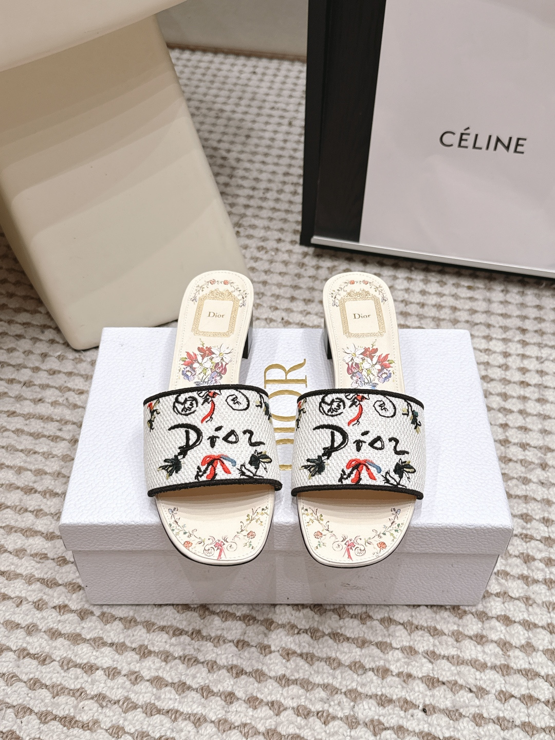 NO:887287,Purchasing-grade flat-soled thick heels Dior/26 new summer Dway cartoon print slippers Dio* official website synchronized floral embroidery slippers!  This Dway cotton cartoon canvas fabric is decorated with woven piping on the edges, the same color 'Dior' logo is embroidered on the front, and the feet are printed with Toile de Jouy floral patterns. The embroidery and printing details are exquisite, comfort and elegance coexist. Outsole Italian leather outsole Size 35-39 (40.41 custom-made and non-refundable), slippers, dior, slippers, Leather soles19860909代购级平底粗跟 Dior /26夏季新款 Dway 卡通印花拖鞋 Dio*官网同步花卉刺绣凉拖！这款Dway棉质卡通帆布面料,边缘饰有编织滚边,正面绣有同色“Dior”标识,垫脚印有 Toile de Jouy 花卉图案,刺绣与印花细节精致,舒适与优雅并存  大底 意大利真皮大底 Size 35-39（40.41定做不退换）,拖鞋,dior,slippers,Leather soles,Women's Shoes