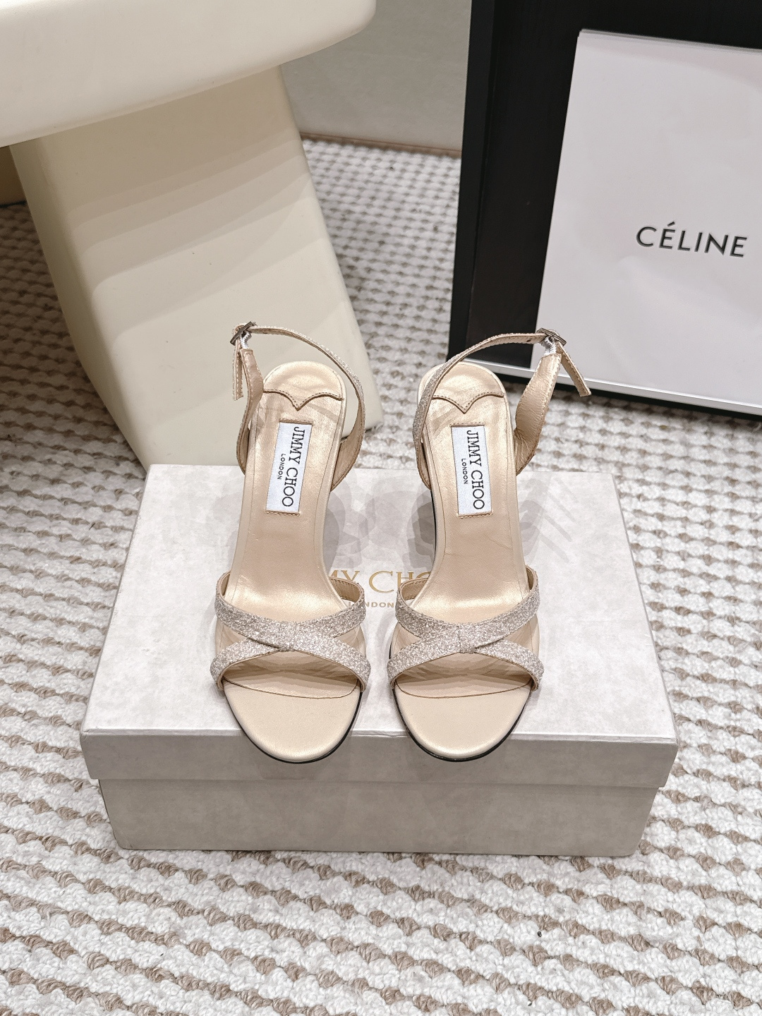 NO:887279,Purchasing agent Jimmy Choo /26 new summer style simple high-heeled sandals Jimmychoo Jimmy Choo 2026ss, counter limited edition cross-over flip-up sandals, simple and elegant, with a work-shaped back strap, giving people a refreshing and atmospheric feeling!   Stiletto heels, the same trendy shoes worn by celebrities and internet celebrities from all walks of life!  Out of the ordinary, these sandals come in a variety of colors!  Fabric: Two types of sheepskin/imported lambskin Lining: Imported lambskin Outsole Italian leather outsole Heel height 8.5cm/10.5cm Size# 35-42 (34 40 41 42 customized, non-refundable and non-exchangeable), high heels and sandals, jimmy choo, jimmy choo, sandals, high heels, sheepskin, sheep, Leather soles19860909代购级 Jimmy Choo /26夏季新款 简约 高跟凉鞋 Jimmychoo吉米周2026ss,专柜限量款交叉夹脚凉鞋 简约大气,后带工形 给人清爽大气的感觉！  细高跟 各界名媛网红同款潮鞋！与众不同 风情万种凉鞋 多色齐发！ 面料:羊京皮/进口小羊皮两种  内里:进口小羊皮  大底意大利真皮大底 跟高8.5cm/10.5cm Size# 35-42(34 40 41 42 定做不退不换),高跟鞋凉鞋,jimmy choo,jimmy choo,sandals,high heels,sheepskin,sheep,Leather soles,Women's Shoes