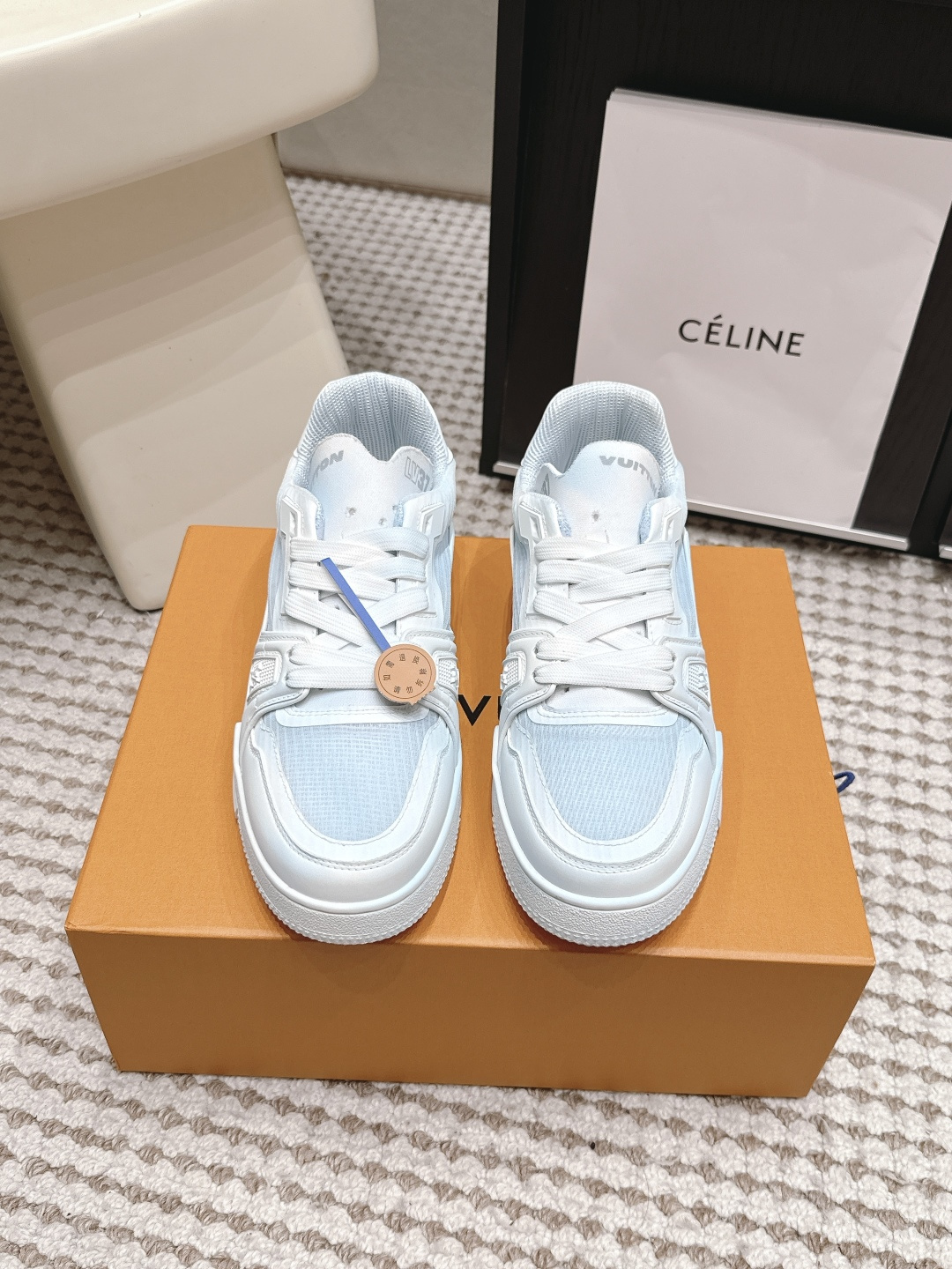 NO:887217,Purchasing-grade Louis Vuitton 26ss is a hot item from Lvjia!  Trainer sneakers are a must buy for everyone, you will never regret it!  Super versatile and high-end!  It goes well with any kind of clothes. The most important thing is that it is very attractive. The manufacturing process of the top OEM is very strict!  The materials are all top-grade cowhide customized from overseas, and the texture of the leather is the same as the original. It is super high-end, especially the texture that comes out when the shoe is bent, it has a completely ZP feel!  The outsole is also customized by our private model, with exclusive control. The entire font and concave and convex feel are difficult to distinguish between true and false. Size #Female 35-41 #Male 38-47 (Female 40 41 Male 45 46 47 is customized and non-returnable), casual shoes/sports shoes, louis vuitton, louis vuitton, louis vuitton, sneakers, cowhide19860909代购级 Louis Vuitton 26ss 驴家的爆款！trainer板鞋,每个人都必须入的款,绝不后悔！ 超级百搭高级！什么衣服都好搭.最主要是超耐看的. 顶级代工厂制程超严格！材料都是海外定制的顶级牛皮,皮纹质感都是原版的感觉 超高级,特别是鞋子折弯的时候出来的纹路,完完全全就是zp的感觉！ 大底也是我们私模定制的,独家把控,整个字体和凹凸感,真假难辨. Size#女35-41 #男38-47（女40 41 男45 46 47定做不退换）,休闲鞋/运动鞋,louis vuitton,louis vuitton,louis vuitton,sneakers,cowhide,Women's Shoes