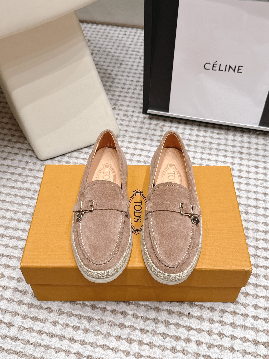 NO:887225,Dongguan purchasing agent Tods/26 early autumn flat-soled slip-on loafers 'Tods' new metal drawstring buckle loafers, Tods are as comfortable as ever to wear. Tods loafers fully embody the craftsman's spirit of excellence through their handmade works. Until I saw this pair of shoes, my eyes instantly lit up, full of retro feeling and full of high-end sense.  The casual combination has the flavor of fried chicken, super grass, comfortable to put on and take off, I can only say that it is the perfect look in your mind~ The fabric is Yangjing/mercerized cow suede, the lining is imported water-dyed cowhide, the outsole is hemp rope braided combined raw rubber bottom (non-slip bean sole), size 35-40 (40 customized), loafers, Tod's, loafers, cowhide, sheep19860909东莞代购级 Tods 托德斯/26早秋 平底 一脚蹬乐福鞋 ' 托德斯新款金属拉绳扣子乐福鞋 ,托德斯穿着一如既往的舒适 tods乐福鞋通过其手工作品充分体现了工艺大师精益求精的匠人精神. 直到看到了这双鞋,瞬间眼前一亮,满满的复古感,又满满的高级感 随随便便的搭配就炒鸡的有味道,超级种草,穿脱舒适, 只能说他就是你们心中完美的样子把~ 面料羊京/丝光牛反绒 内里进口水染牛皮 大底麻绳编织组合生胶底片（防滑豆豆底） 码数35-40（40定制）,乐福鞋,Tod's,loafers,cowhide,sheep,Women's Shoes