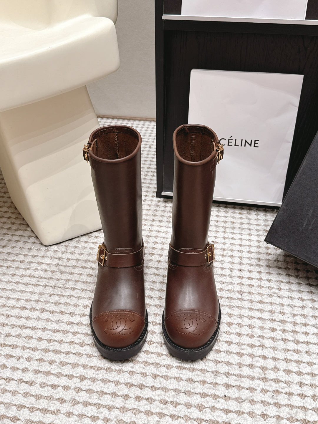 NO:887266,Dongguan purchasing agent Chanel 26/Early Autumn New Genuine Leather Rider Boots Chanel's top layer genuine leather knight boots, Korean style work style design, mid-tube height + metal buckle, full of motorcycle feel!  Available in black and brown, they are versatile and easy to wear. The uppers are smooth and delicate, wear-resistant and comfortable. The non-slip rubber soles are suitable for daily commuting and leisure. They are a must-have for autumn and winter. They are super stylish with skirts or tights, and you can easily create a sweet cool or retro style!  Fabric original customized fabric sole original customized outsole Size 35-39 (40 customized non-returnable), boots, chanel, boots, skirts19860909东莞代购级 Chanel 26/早秋新款 真皮骑士靴 Chanel这款头层真皮骑士靴,韩版工装风设计,中筒高度+金属扣带,机车感十足！黑色和棕色可选,百搭不挑人,鞋面光滑细腻,耐磨又舒适. 防滑橡胶鞋底,日常通勤、休闲都OK,秋冬穿搭必备,搭裙装或紧身裤都超有型,轻松打造甜酷or复古风！ 面料原版定制面料 鞋底原版定制大底 Size35-39（40定做不退换）,靴子,chanel,boots,skirts,Women's Shoes