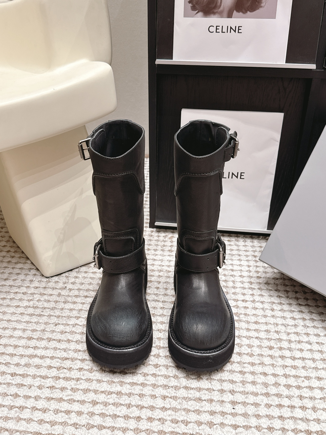 NO:887272,Dongguan purchasing agent Balenciaga 26/early autumn new motorcycle style thick-soled boots Balenciaga motorcycle style thick-soled boots, black first-layer cowhide + metal buckle, super retro motorcycle feel!  The thick-soled design is tall and comfortable, and is a must-have for autumn and winter. The boots are printed with the brand logo, which makes them highly recognizable and has a fashionable attitude!  Whether it is work wear style or street style, it can be easily controlled. It is a popular item for fashionable people to go out and take photos. Fabric original customized fabric sole original customized outsole Size35-39 (customized for 40 non-returnable), boots, balenciaga, balenciaga, boots, cowhide19860909东莞代购级 Balenciaga 26/早秋新款 机车风厚底靴 Balenciaga巴黎世家机车风厚底靴,黑色头层牛皮+金属扣带,复古机车感超强！厚底设计显高又舒适,秋冬穿搭必备. 靴筒印有品牌标志,辨识度满分,时尚态度直接拉满！无论工装风还是街头风都能轻松驾驭,是潮人出街、拍照的热门单品 面料原版定制面料 鞋底原版定制大底 Size35-39（40定做不退换）,靴子,balenciaga,balenciaga,boots,cowhide,Women's Shoes