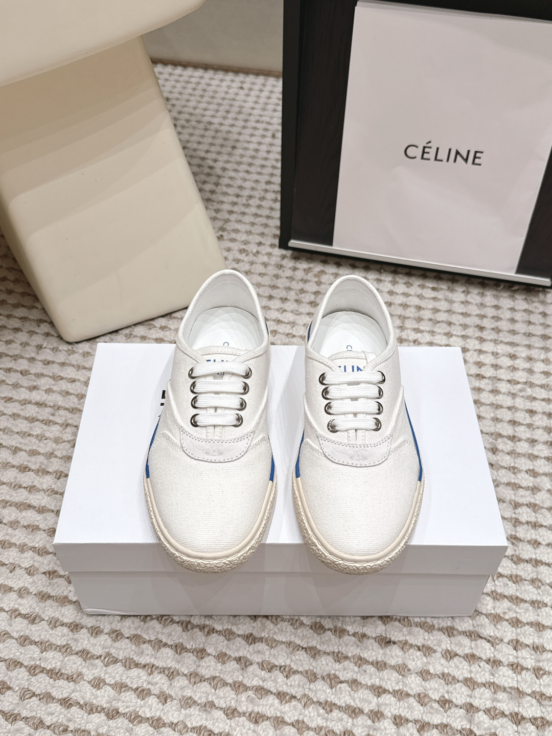 NO:887280,Purchasing agent Celine /26 early autumn new flat lace canvas shoes CELIN*E new color understands the hearts of girls!  Every pair is sweet to the core, sisters!  CELIN*E’s new wave of ALAN canvas shoes are really crazy!  Baby blue with low saturation is like melted sea salt ice cream in summer. Paired with white socks and pleated skirt, it gives a pure school girl look. The more you look at it, the more you look at it. The creamy texture with its own soft light filter is more resistant to stains than white and more youthful than khaki. Pair it with jeans or a floral skirt. It is as gentle as a girl who walked out of the daily magazine. It is minimalist and high-end. Wear with exposed ankles to show your long legs. You can wear it with suit pants or sweatpants casually. The upper is effortless chic. Canvas  Lined with sheepskin, outsole with original rubber sole, size 35-40 (customized for 40), casual shoes/sports shoes, celine, sneakers, skirts, jeans, business suit, sheepskin19860909代购级 Celine /26早秋新款 平底 系带 帆布鞋 CELIN*E新色太懂少女心！每一双都甜到心巴上 姐妹们！CELIN*E这波新款ALAN帆布鞋真的杀疯了！低饱和度的baby蓝,像夏天融化的海盐冰淇淋 配白袜+百褶裙,清纯校花既视感,越看越上头,自带柔光滤镜的奶油感,比白色更耐脏,比卡其更显嫩,搭牛仔裤or碎花裙,温柔得像从日杂里走出来的女孩,极简高级,露脚踝穿巨显腿长,随便配西装裤or运动裤, effortless chic拿捏了 鞋面帆布 内里羊皮里 大底原版橡胶底 码数35-40（40定制）,休闲鞋/运动鞋,celine,sneakers,skirts,jeans,business suit,sheepskin,Women's Shoes