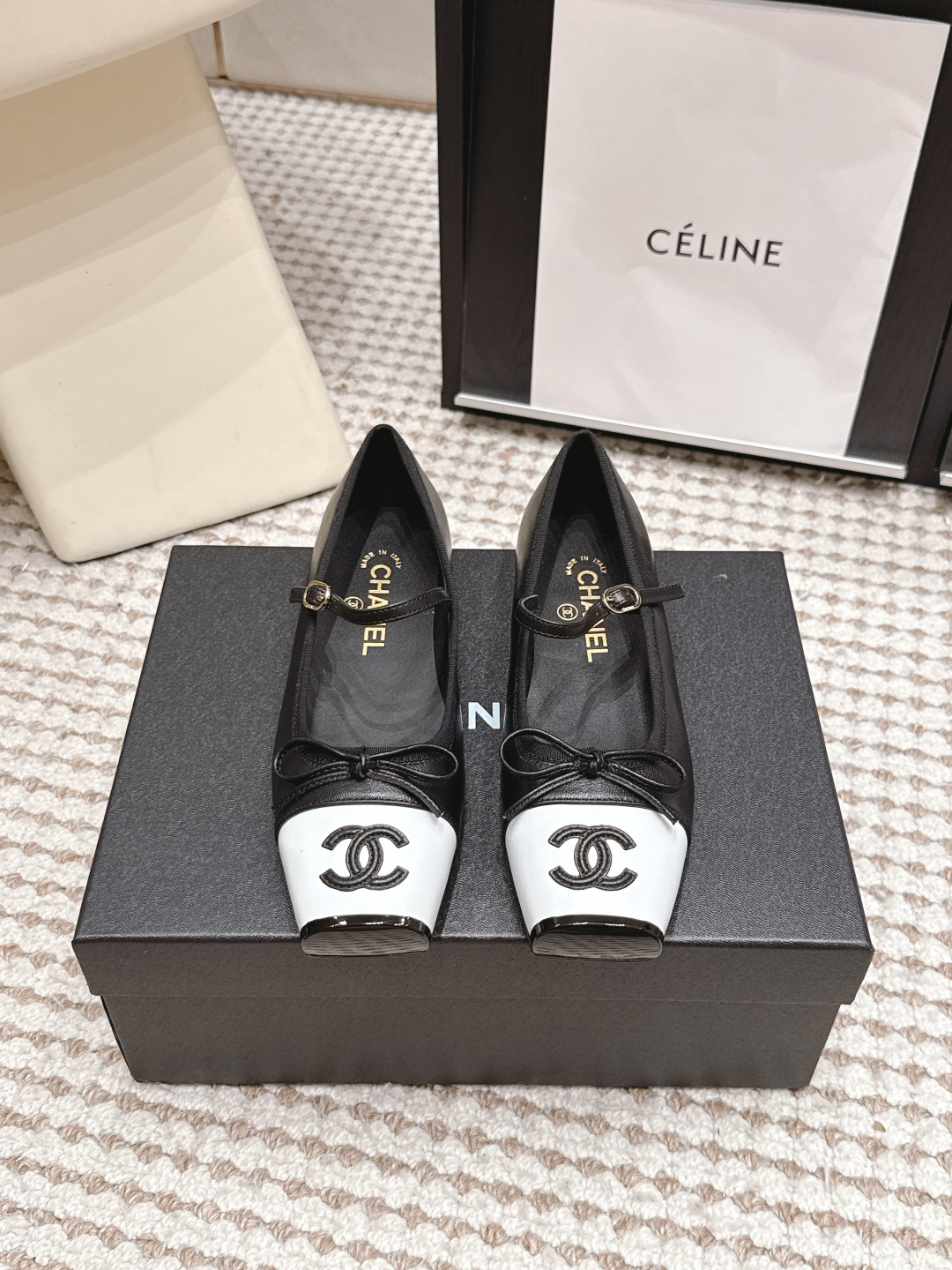NO:887215,Dongguan purchasing agent Chanel/26 early autumn Mary Jane flats Mule slippers Chanel Mary Jane flats, black mesh + white toe, classic double C Logo is super recognizable!  Bow strap design, elegant, retro and fashionable. The flat bottom is super comfortable, easy to control for daily commuting and leisure. You can match skirts and trousers as you like, and you can easily get the French elegance~ Original custom-made fabrics. Original custom-made leather soles. Size35-39 (40.41.42 custom-made, non-returnable), half slippers, chanel, chanel, mary jane, flats, slippers, skirts19860909东莞代购级 Chanel /26早秋 玛丽珍平底鞋 穆勒拖鞋 香奈儿玛丽珍平底鞋,黑色网纱+白色鞋头,经典双C Logo超有辨识度！蝴蝶结绑带设计,优雅复古又时髦 平底超舒适,日常通勤、休闲都能轻松驾驭,裙装裤装随心搭配,轻松get法式优雅风～ 面料原版定制面料 鞋底原版定制真皮底 Size35-39（40.41.42定做不退换）,半拖单鞋,chanel,chanel,mary jane,flats,slippers,skirts,Women's Shoes