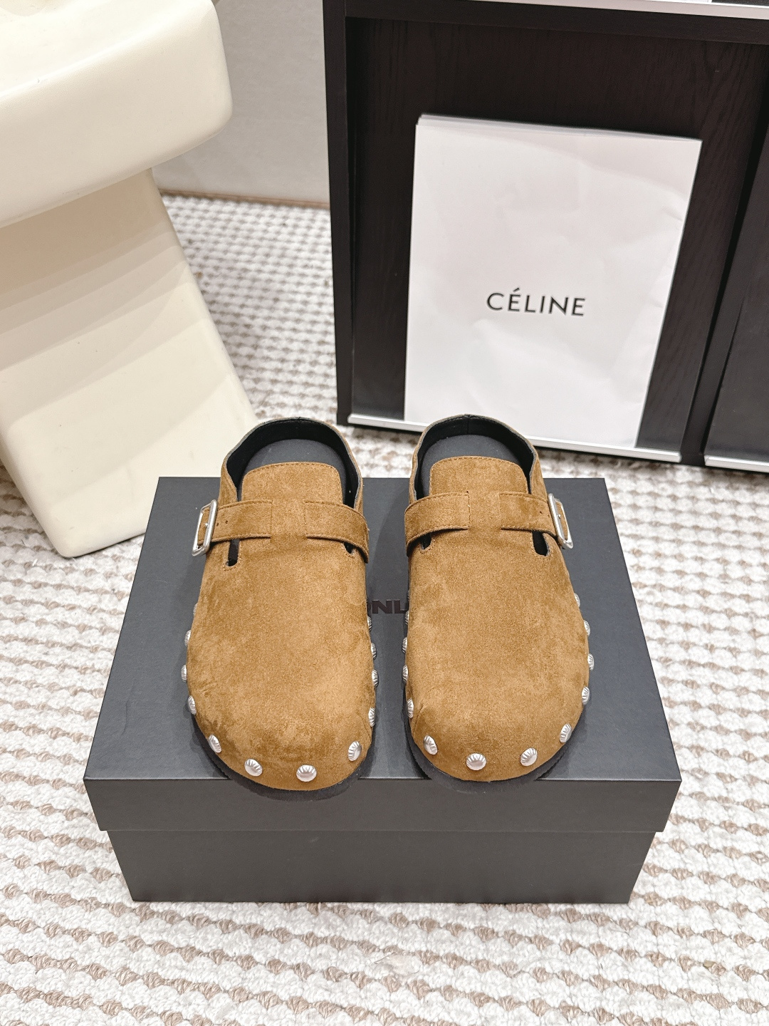 NO:887273,Purchasing agent DYMONLATRY 26/ new inner heightening rivet Birkenstock Mules  These studded Birkenstock Mules are made of fine cow leather to create a soft and smooth shoe body. The toe cap + empty back design brings a lazy and relaxed feeling. The retro metal rivets and buckles surrounding the shoe body are the finishing touch to break the monotony and bring a punk attitude. The soft elastic soles are light on the feet and are stress-free for daily running. They can be easily worn with overalls and denim skirts to create a casual and personalized style. The lazy slip-on design is more worry-free and versatile.  Fabric original cowhide, lining sheepskin, heel height 4cm, outsole original rubber outsole, Size 35-40 (customized for 40), half drag, skirts, cowhide, sheepskin19860909代购级 DYMONLATRY 26/ 新款内增高 铆钉勃肯穆勒鞋 这款铆钉勃肯穆勒鞋,采用细腻牛皮打造软润鞋身,包头+后空的设计自带慵懒松弛感.鞋身环绕的复古金属铆钉与搭扣,是打破单调的点睛之笔,自带朋克态度.软弹鞋底脚感轻盈,日常暴走也无压力,搭配工装裤、牛仔裙都能轻松穿出随性又有个性的风格,懒人一脚蹬的设计更是省心又百搭. 面料原版牛皮 内里羊皮 跟高4cm 大底原版橡胶大底 Size35-40（40定做）,半拖,skirts,cowhide,sheepskin,Women's Shoes