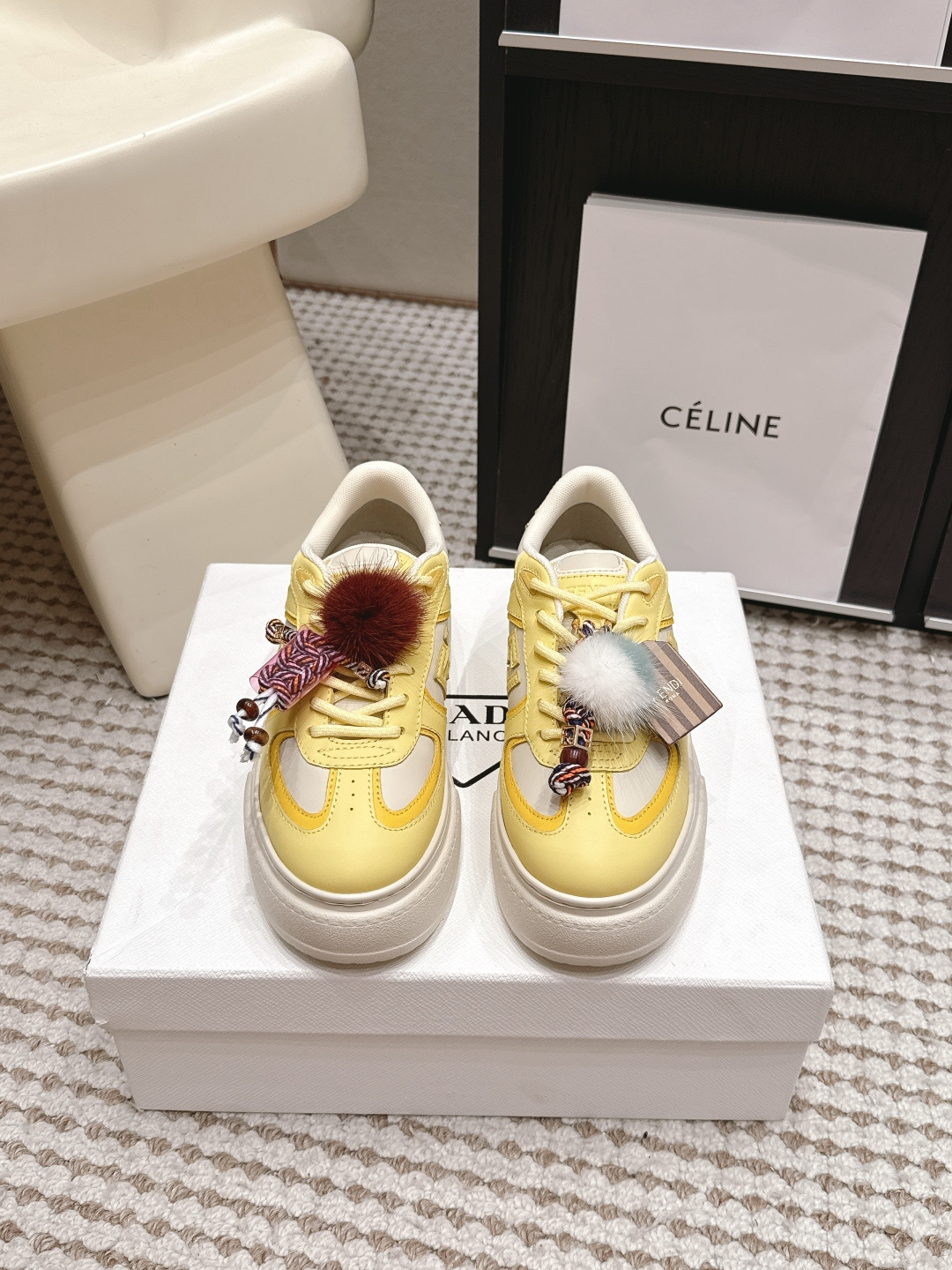NO:887258,Purchasing agent level Fendi Bocconi 26/Early Autumn thick-soled sneakers Fendi Bocconi thick-soled sneakers, bright yellow leather + white splicing, simple and super energetic!  The FF Logo on the upper is very recognizable, and the thick sole design is both taller and more comfortable, making it stress-free for daily wear. The fur ball pendants and woven decorations on the shoelaces are full of fun and personality. Inspired by the canals of Venice, it is fashionable and practical, suitable for summer outings or casual occasions, and can easily create a trendy look!  Fabric original customized fabric sole original customized outsole Size 35-39 (40 customized non-refundable), casual shoes/sports shoes, fendi, sneakers19860909代购级 Fendi Bocconi 26/早秋 厚底 运动鞋 Fendi Bocconi厚底运动鞋,亮黄色皮革+白色拼接,简约又超有活力！鞋面FF Logo超有辨识度,厚底设计增高又舒适,日常穿搭无压力 鞋带上的毛球挂件和编织装饰,趣味满分,个性十足.灵感来自威尼斯运河,时尚实用,夏季出街或休闲场合都很适合,轻松打造潮流look！ 面料原版定制面料 鞋底原版定制大底 Size35-39（40定做不退换）,休闲鞋/运动鞋,fendi,sneakers,Women's Shoes