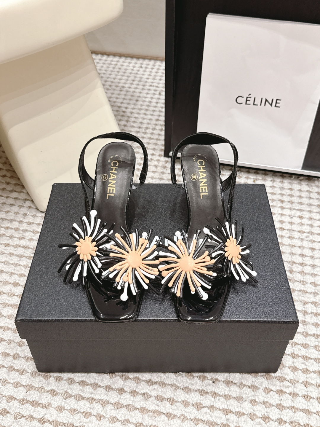 NO:887267,Purchase-level CHANEL Chanel 26/ Catwalk New Monet Garden High-heeled Sandals Black and white tweed = Chanel's most recognizable visual symbol. Ever since Coco Chanel brought men's tweed into women's clothing, black and white has become its most classic and eye-catching soul color. There are no redundant colors, only texture and contrast to support the aura, neat, elegant, noble, and timeless. Once you put it on, you will have a sense of luxury that is engraved in your bones.  Fabric cow patent leather, lining imported silk sheepskin, outsole Italian leather outsole, heel height 7.5cm, Size 35-41 (customized 40 41), high heels sandals, chanel, chanel, sandals, high heels, sheepskin, Leather soles19860909代购级 CHANEL 香奈儿26/ 走秀新款莫奈花园高跟凉鞋 黑白粗花呢=香奈儿最具辨识度的视觉符号,从Coco Chanel把男装粗花呢带进女装开始,黑白就成了它最经典、最耐看的灵魂配色.没有多余色彩,只靠肌理与对比撑起气场,利落、优雅、显贵、永不过时.一穿上,就是刻在骨子里的小香风高级感 面料牛漆皮 内里进口丝绸羊皮 大底意大利真皮大底  跟高7.5cm Size35-41（40 41定做）,高跟鞋凉鞋,chanel,chanel,sandals,high heels,sheepskin,Leather soles,Women's Shoes