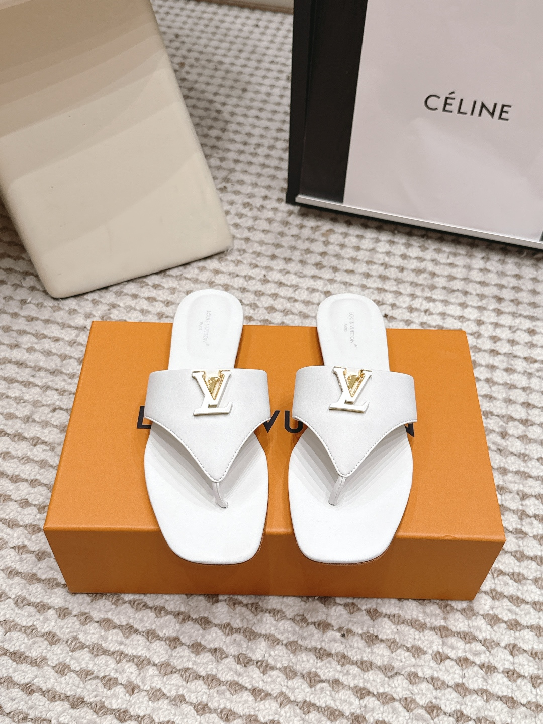 NO:887262,Purchasing level Lv 26/ New summer flip-flops, flat-soled slip-on flip-flops. The laces are decorated with the brand's iconic metal ornaments, adding exquisite details to the simple shoe shape. The modern square toe design makes the feet neat and slim, easily suitable for all summer outfits. Simple and refined, full of high-end, showing elegance ~ super good-looking on the feet, perfect for summer shoes. Fabric: imported cowhide, lining sheepskin, outsole, genuine leather outsole imported from Italy  Size35-41 (40.41 custom-made, non-refundable), split-toe shoes, louis vuitton, slippers, cowhide, sheepskin, Leather soles19860909代购级 Lv 26/ 夏季新款人字拖鞋平底一脚蹬夹趾拖鞋 鞋带缀以品牌标志性金属饰件,为简约鞋型注入考究细节,摩登方形鞋头设计,利落显脚瘦,轻松适配夏日所有穿搭.简约精致,高级感满满,尽显优雅气质～上脚超好看,拉满了夏日美鞋的绝绝子 面料进口牛皮 内里羊皮 大底意大利进口真皮大底 Size35-41（40.41订做不退换）,分趾鞋,louis vuitton,slippers,cowhide,sheepskin,Leather soles,Women's Shoes