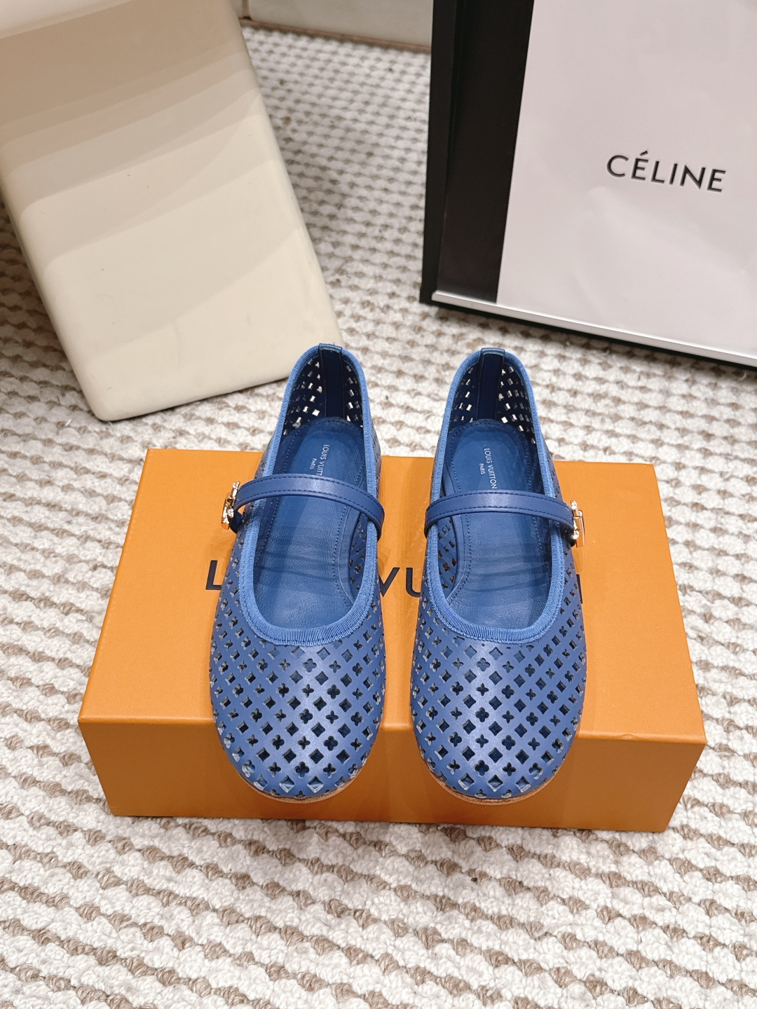 NO:887252,Purchase level Louis Vuitton LV 26/ ROMY ballet shoes hollow thread buckle strap Mary Jane shoes breathable flat shoes Laser hollow upper, breathable and not stuffy, sheepskin lining, genuine leather outsole, standard size, comfortable and not tiring to wear, versatile in spring and summer, can be matched with skirts and pants, same style as celebrity bloggers, high return rate Fabric cowhide Sheepskin lining outsole Italian leather outsole Size35-42 (40.41  42 Customized (no return or exchange), single shoes, louis vuitton, louis vuitton, mary jane, skirts, cowhide, sheepskin, Leather soles19860909代购级 Louis Vuitton LV 26/ ROMY芭蕾舞鞋镂空丝扣带玛丽珍鞋透气平底单鞋 鞋面激光镂空,透气不闷脚,内里羊皮,大底真皮,码数标准,穿着舒服不累,春夏百搭,裙子裤子都能搭,明星博主同款,回头率高 面料牛皮 内里羊皮 大底意大利真皮大底 Size35-42（40.41 42定做不退换）,单鞋,louis vuitton,louis vuitton,mary jane,skirts,cowhide,sheepskin,Leather soles,Women's Shoes